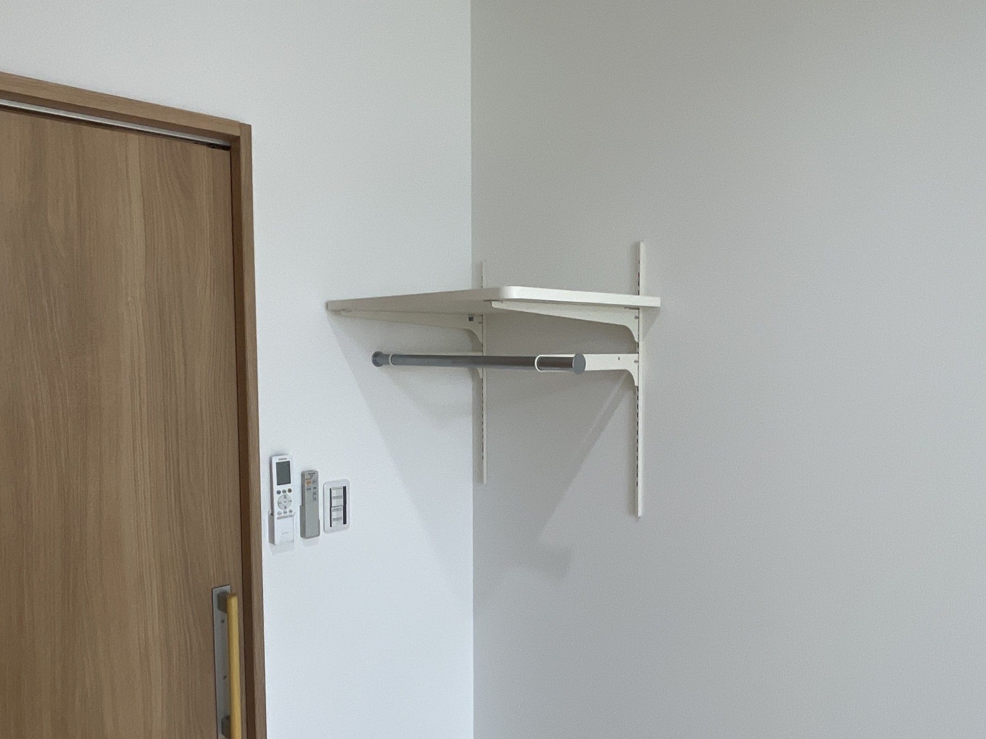 棚とドアのある壁