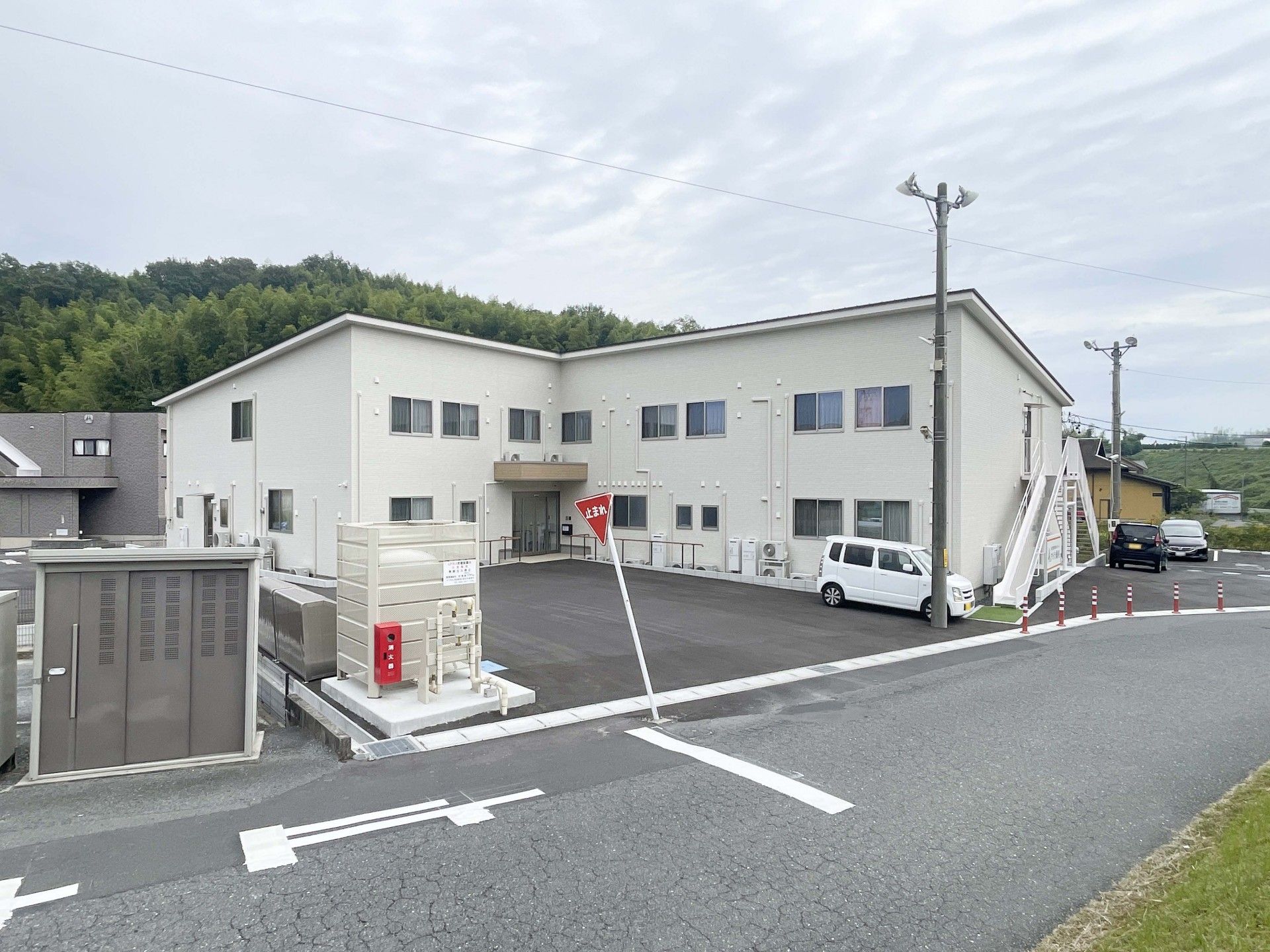 白い建物の外観