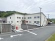 白い建物の外観