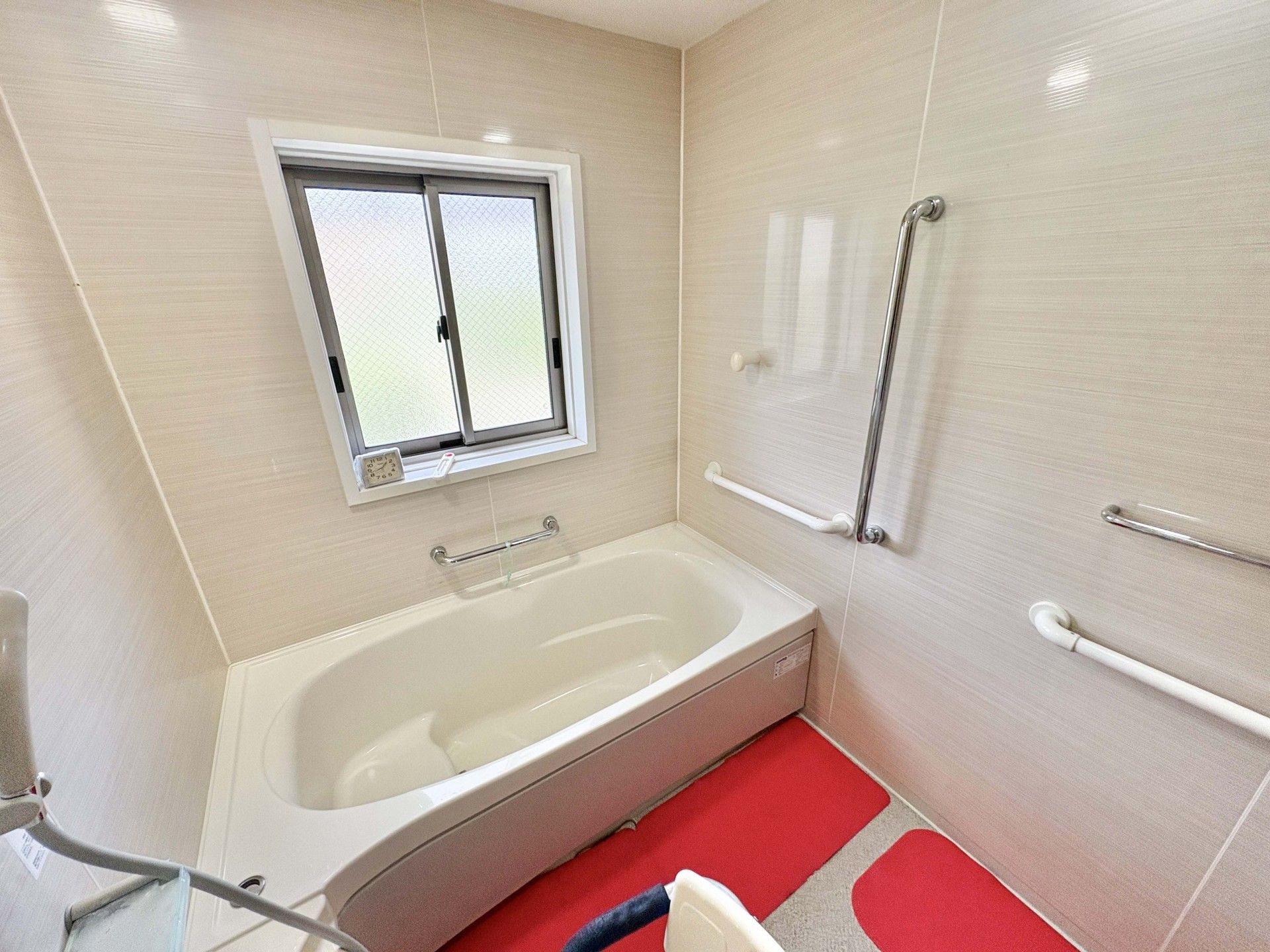 手すり付きの浴室