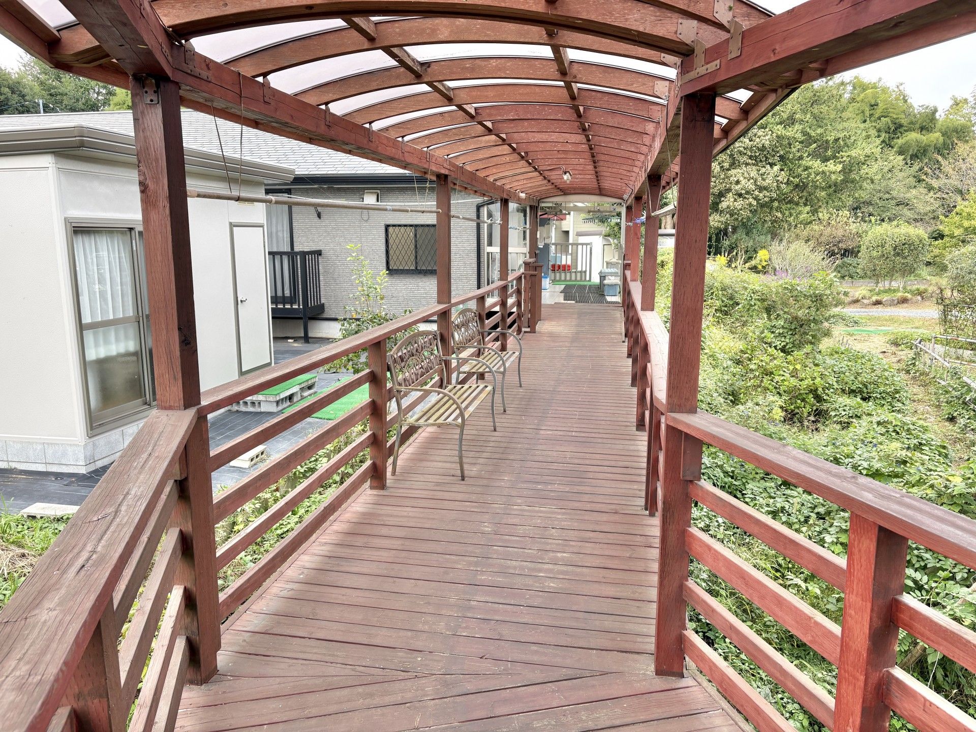 木製の屋根付き通路