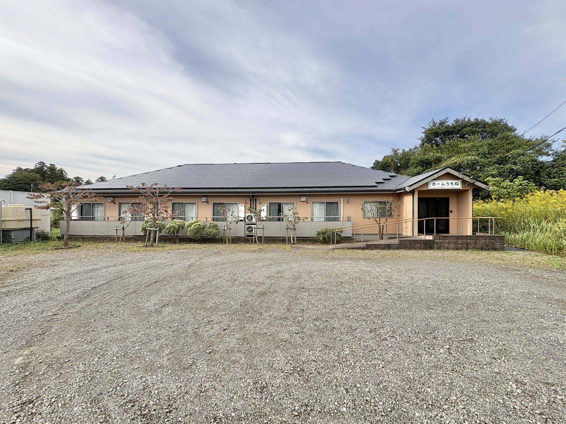 広い敷地の建物外観