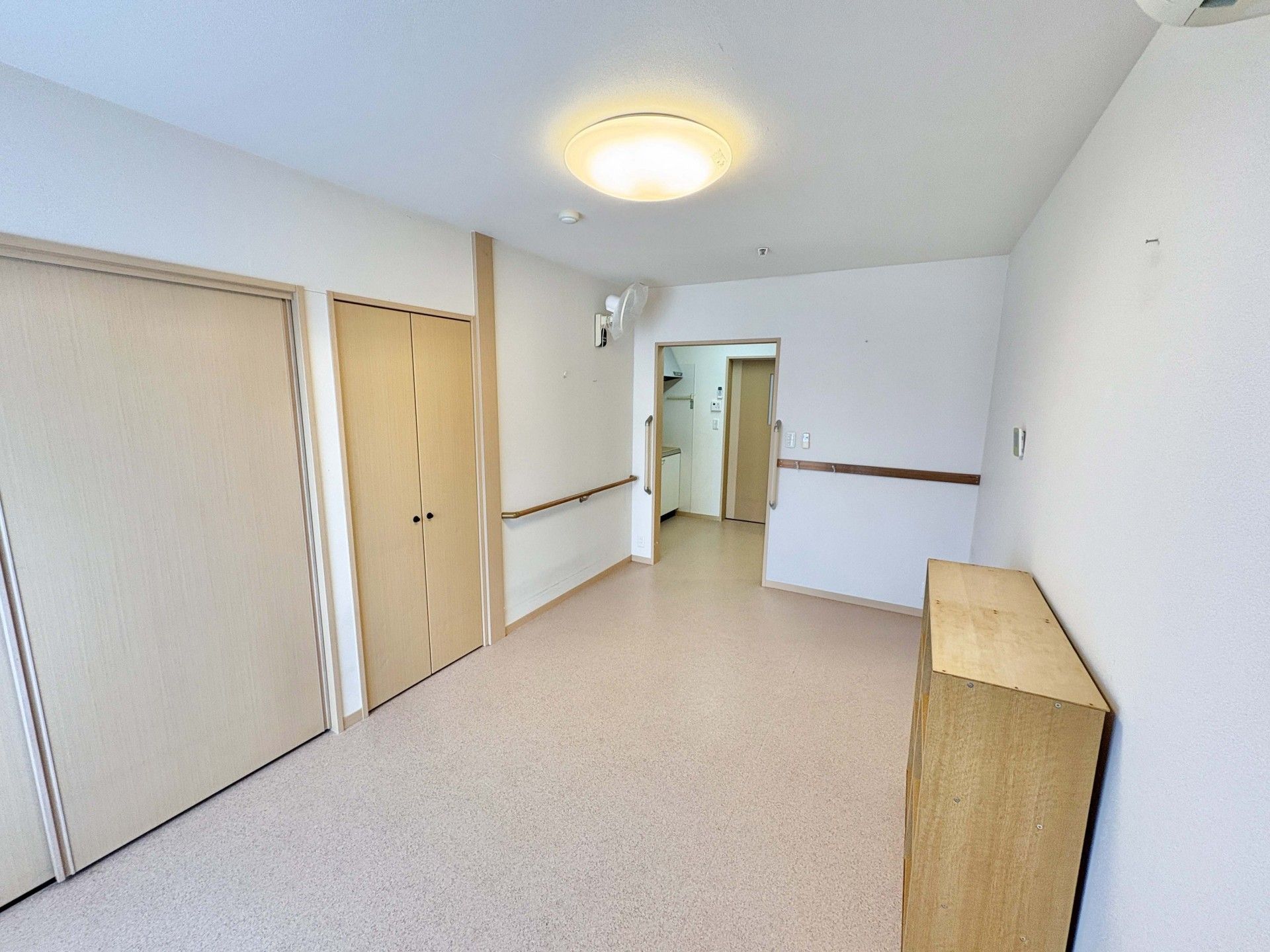 明るい廊下と扉