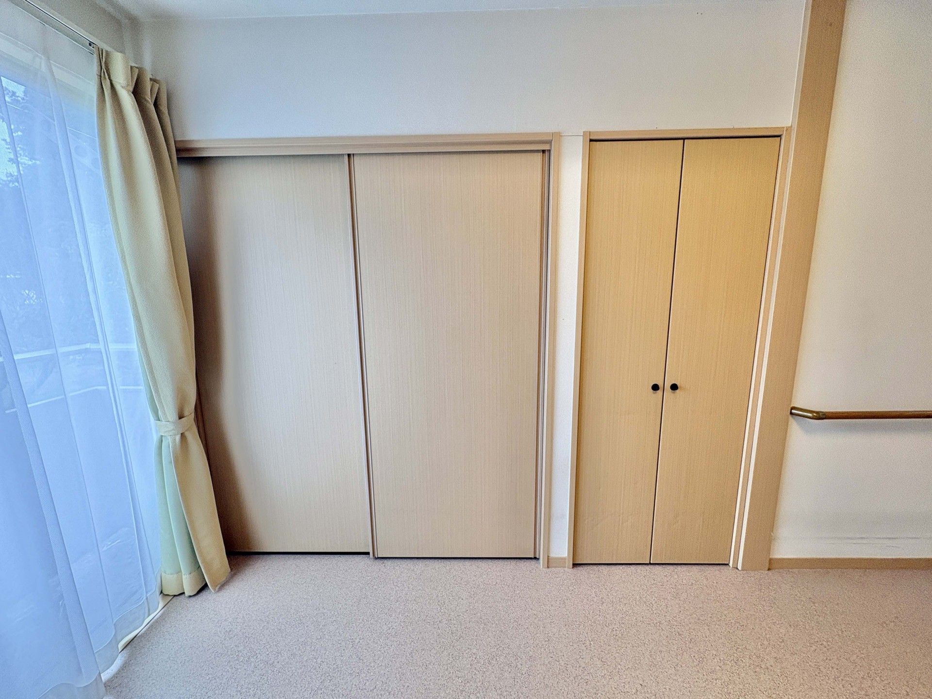 明るい部屋の収納スペース