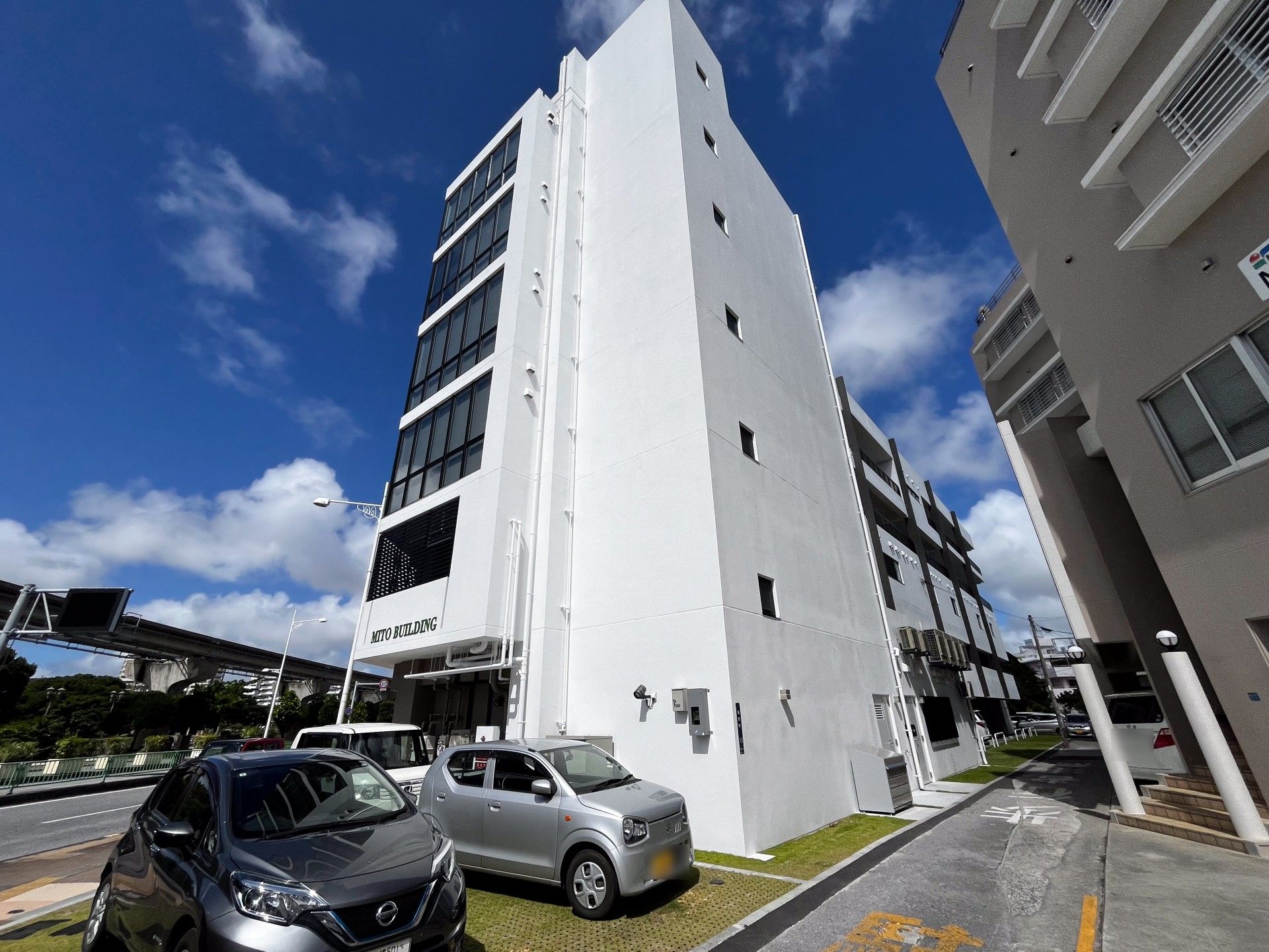 白い建物の外観