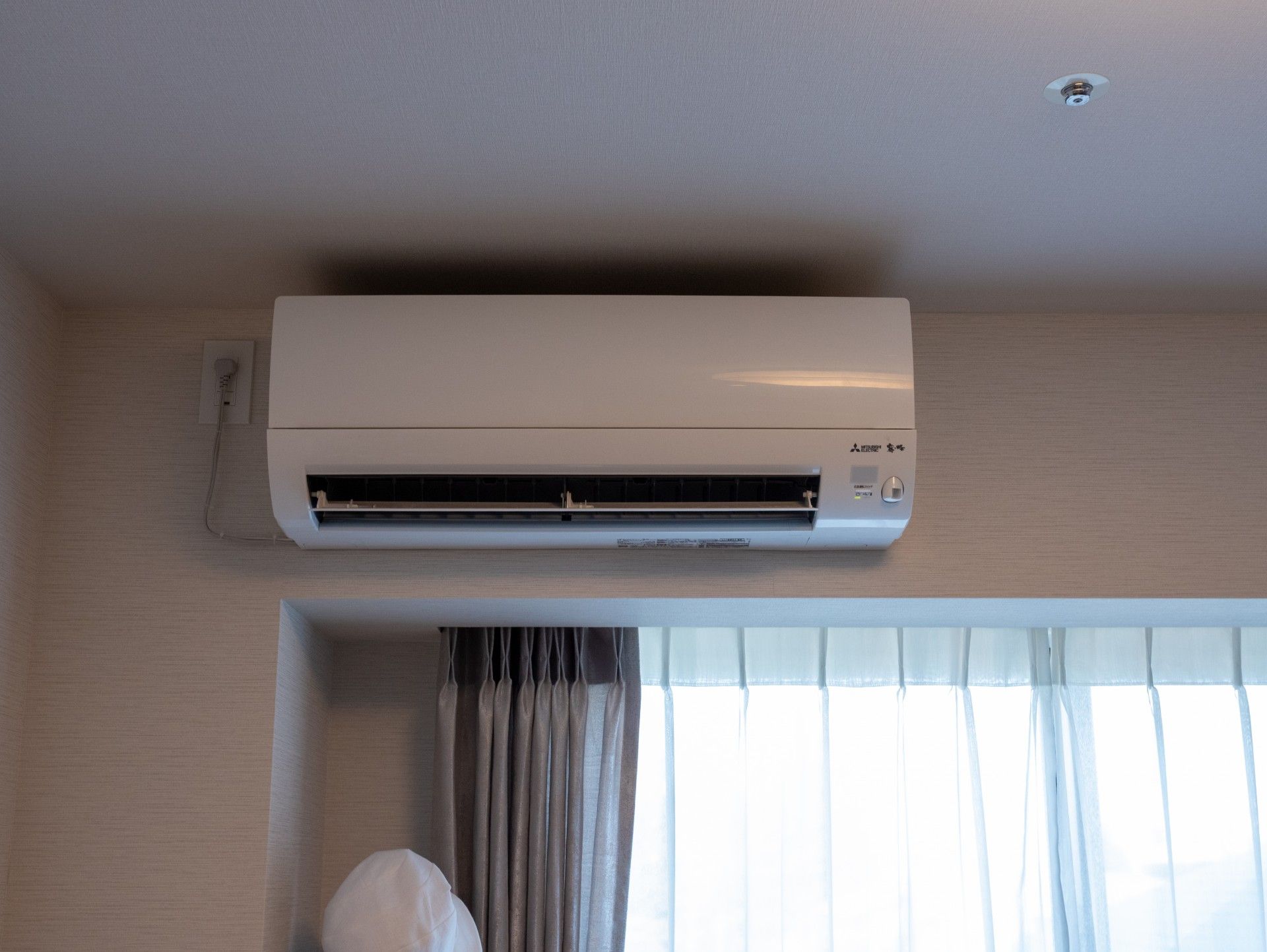 エアコンと窓のある部屋