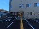 広い駐車場のある建物の外観