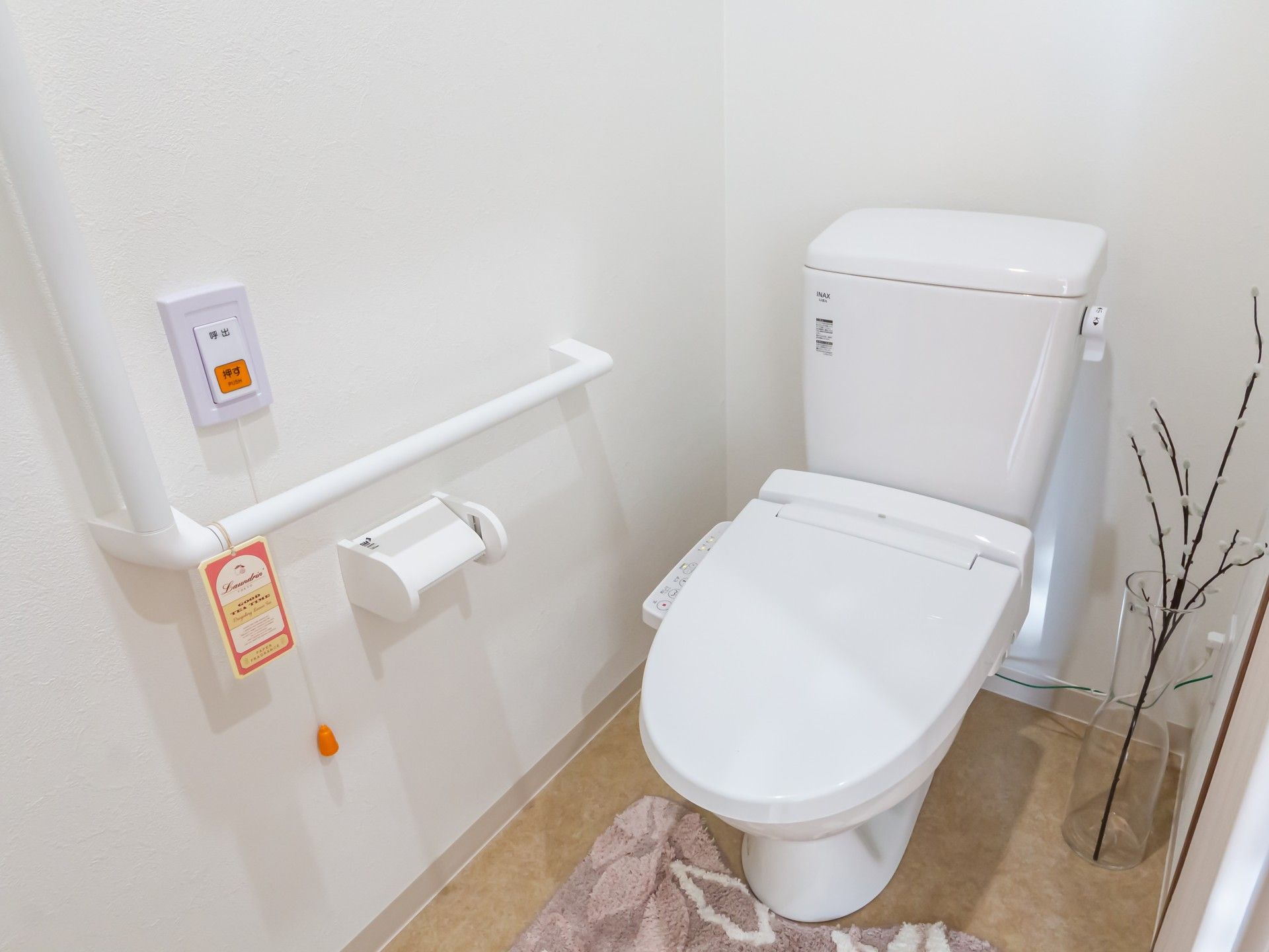 手すり付きのトイレ