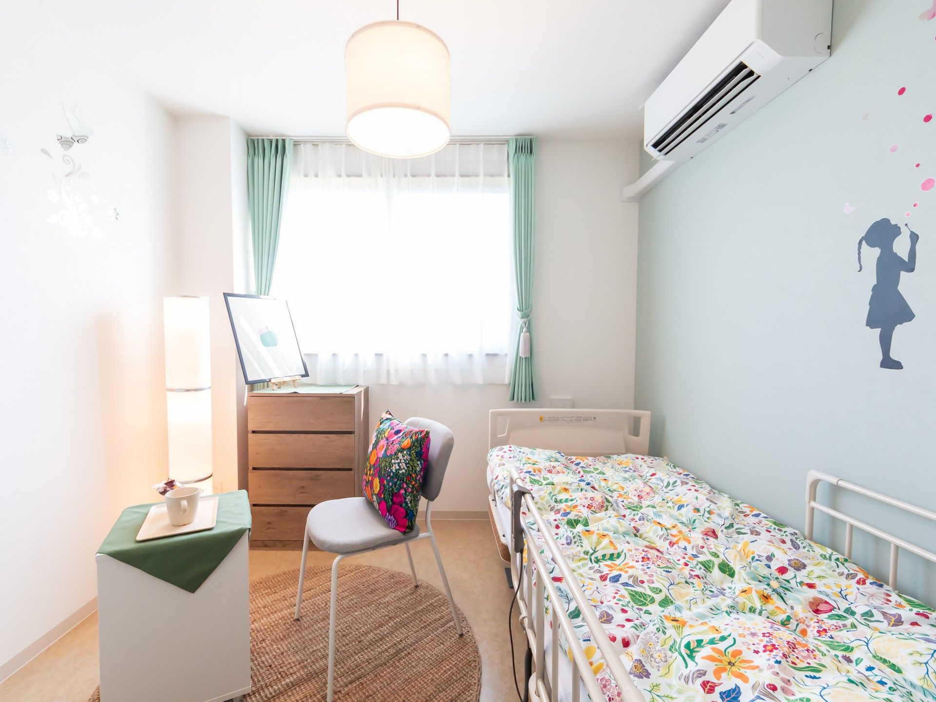 明るい個室の一角