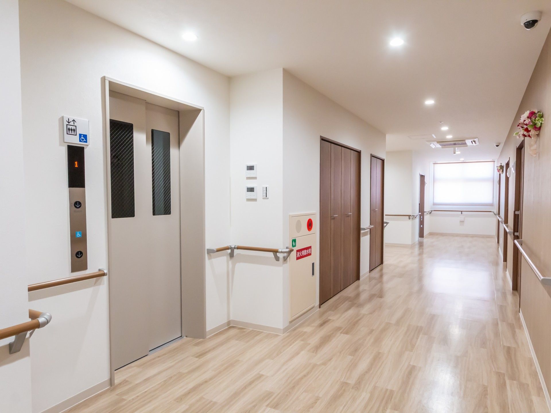 明るい廊下とエレベーター