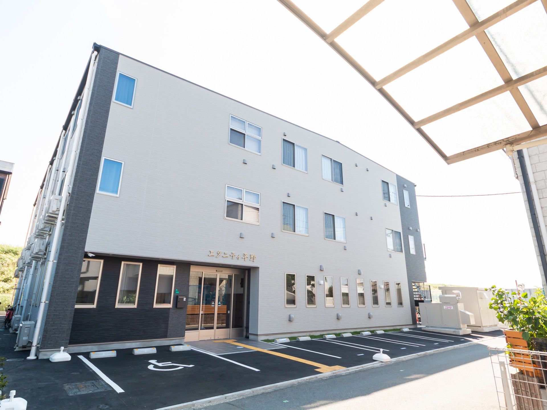 駐車場付きの建物外観