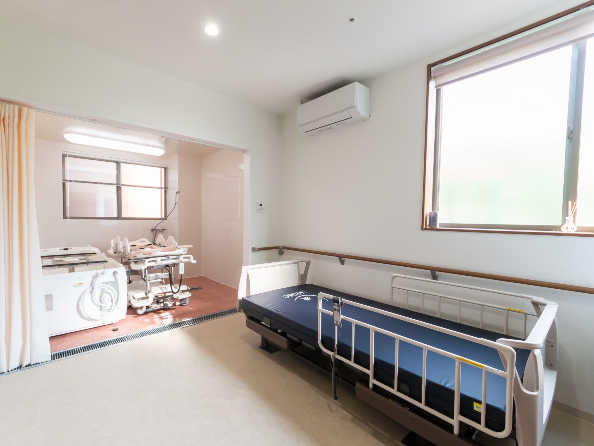 明るい個室と浴室