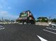 広々とした駐車場のある建物