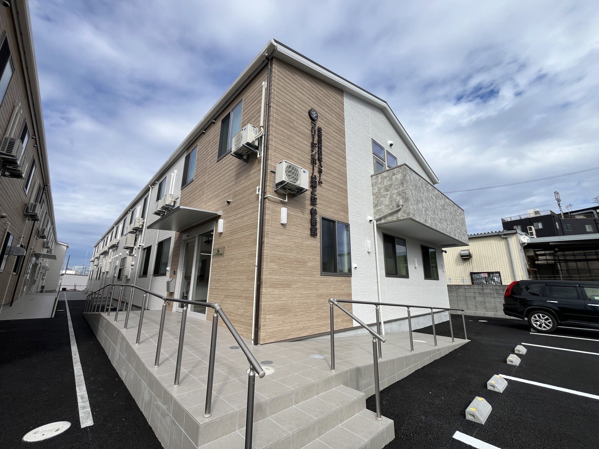 手すり付きの建物入口