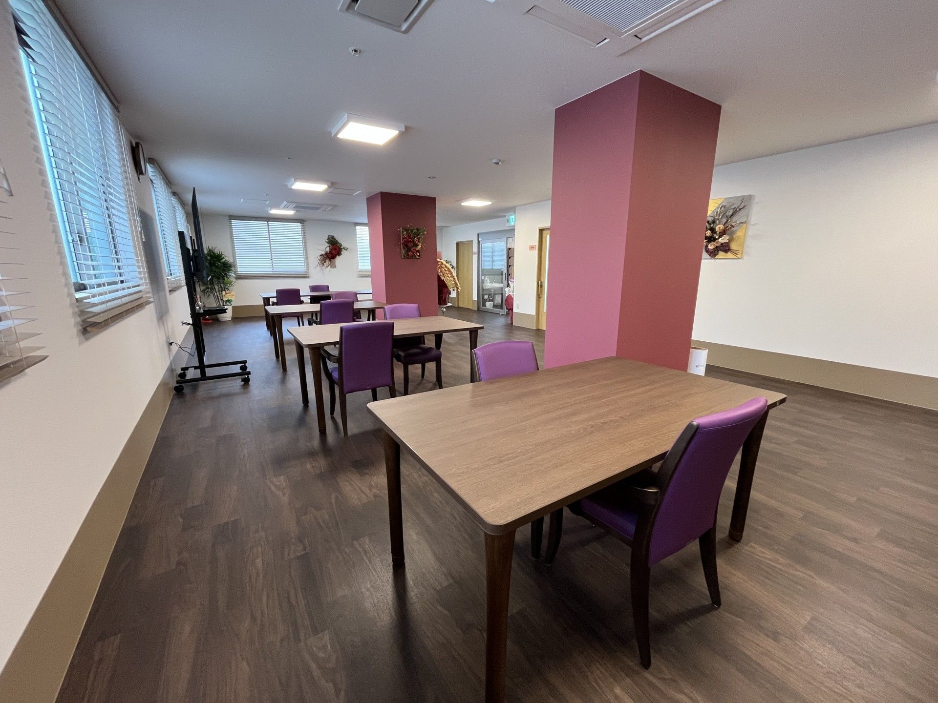 落ち着いた色合いの共有スペース