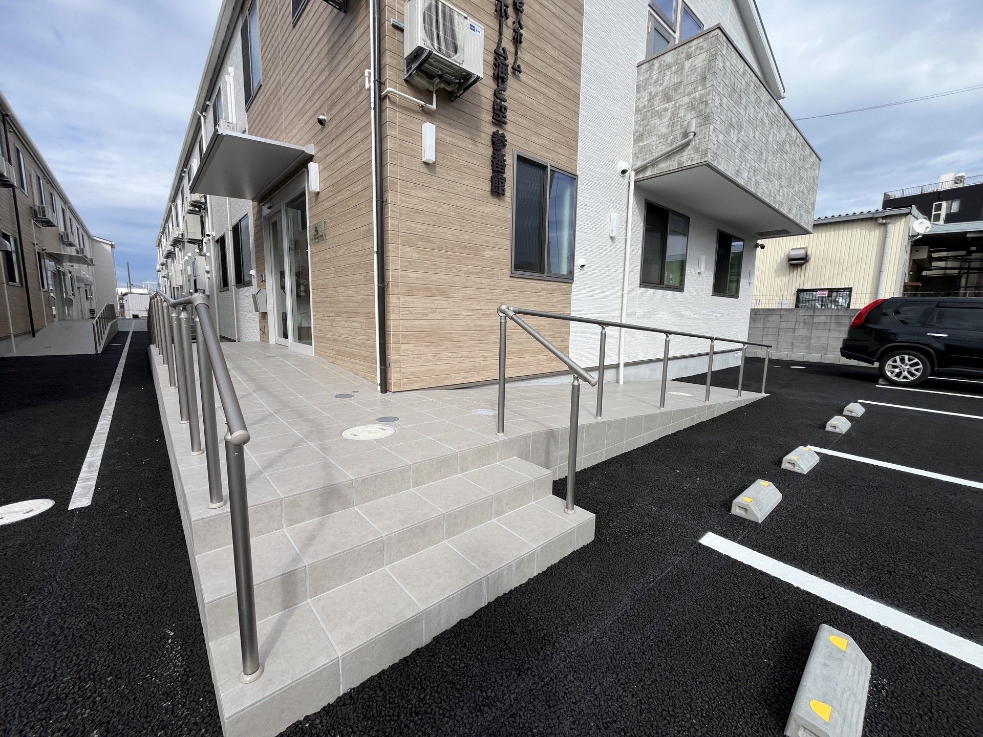 手すり付きの玄関