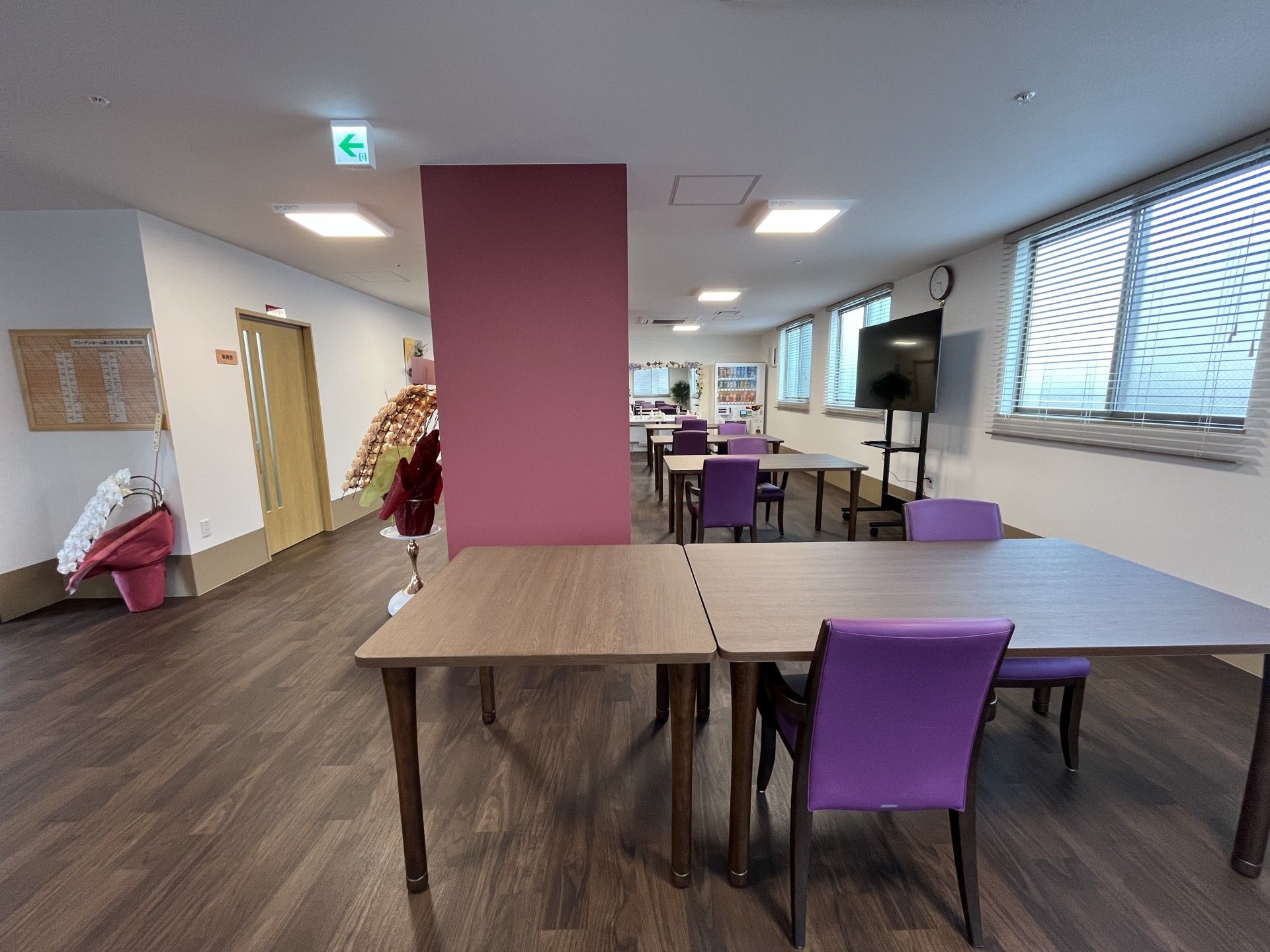 落ち着いた色合いの共有スペース