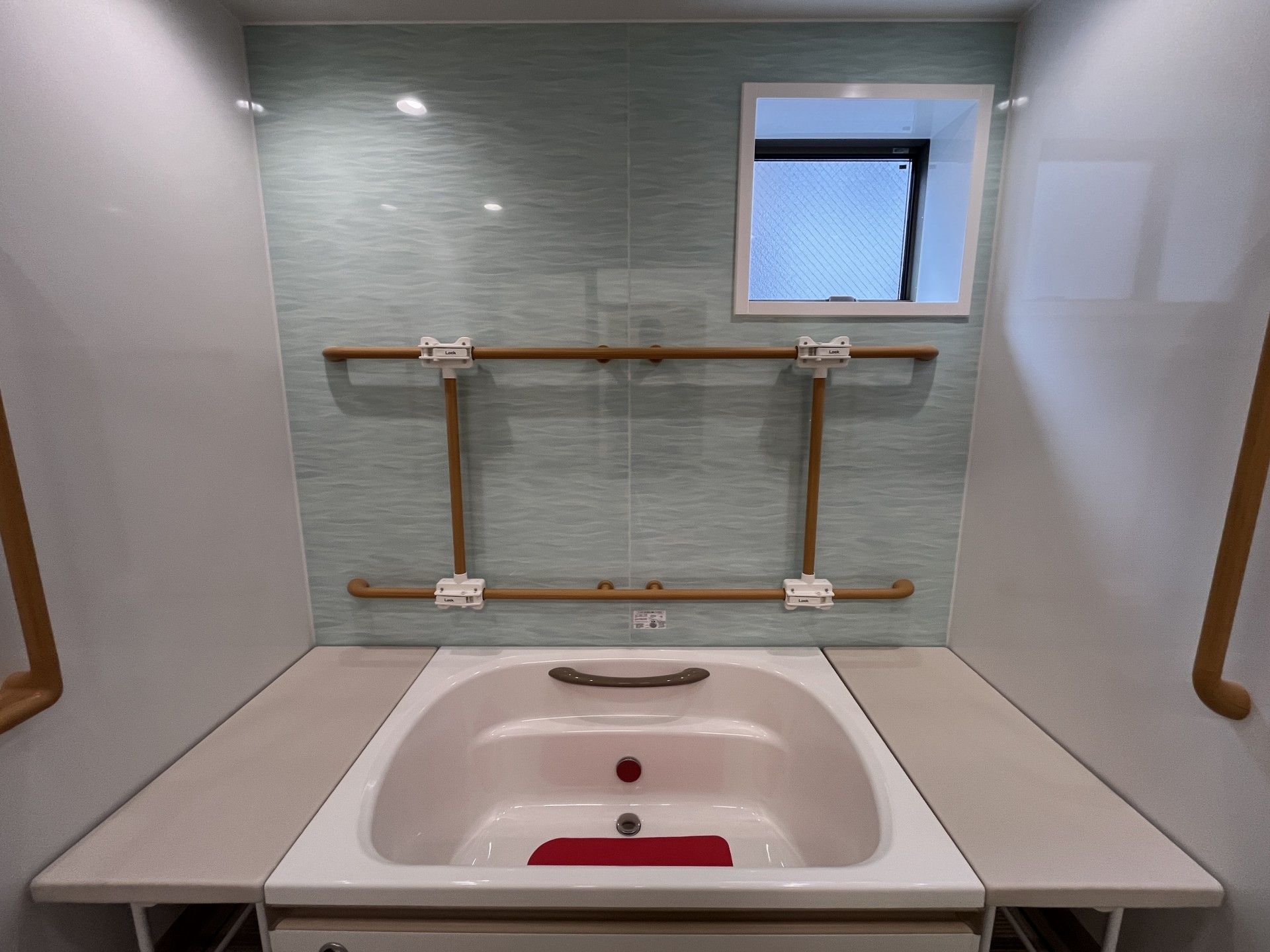 手すり付きの浴槽