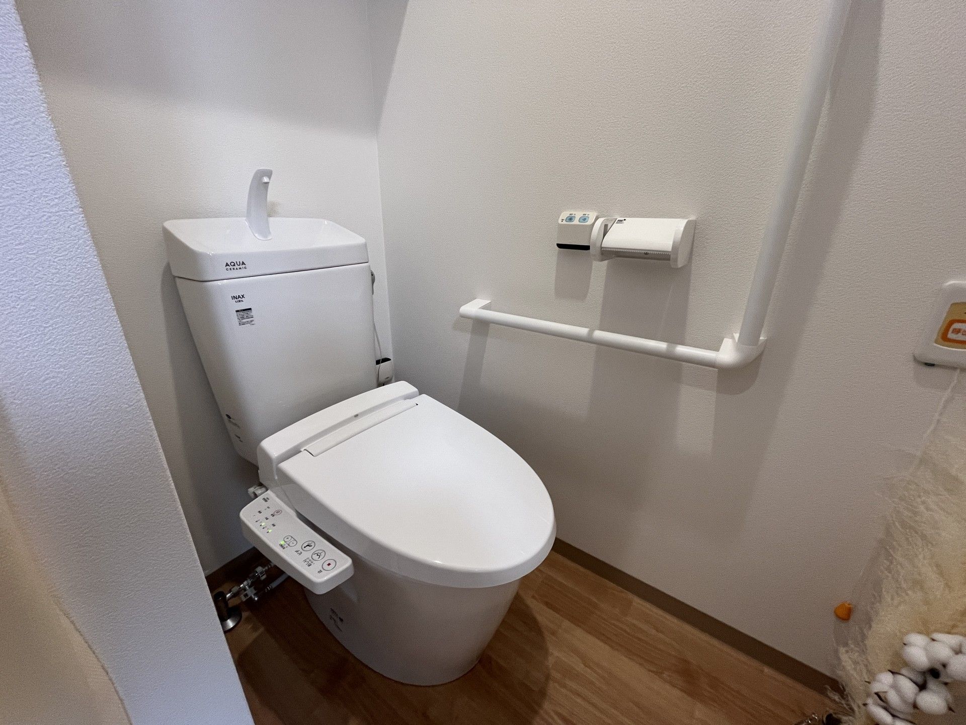 手すり付きのトイレ