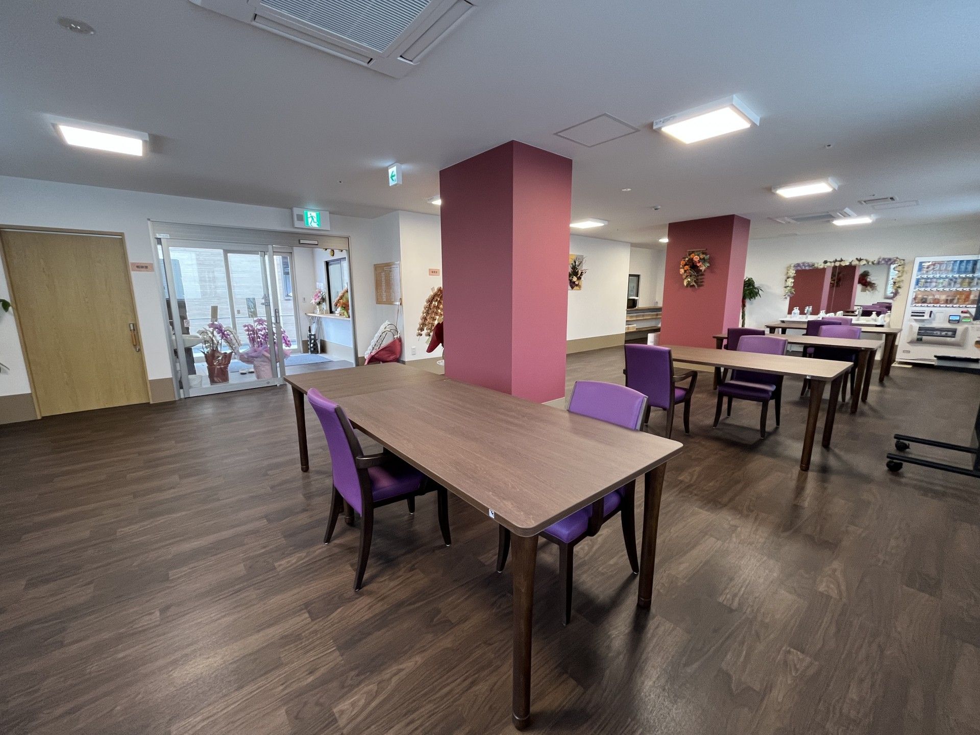 落ち着いた色合いの共有スペース