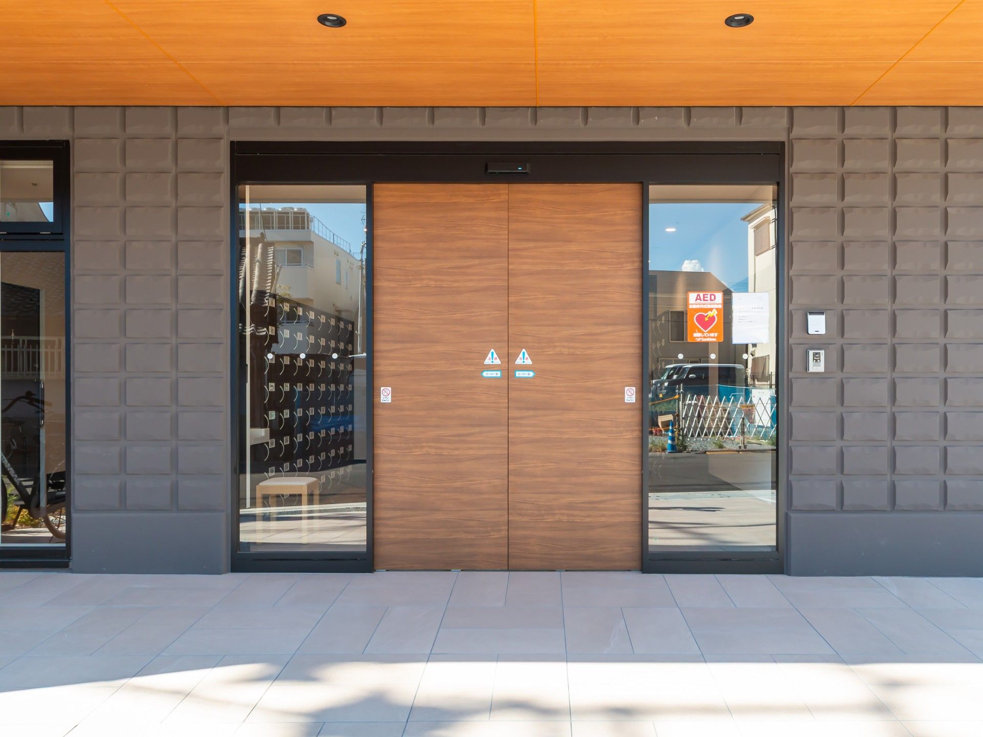 広い自動ドアの入口