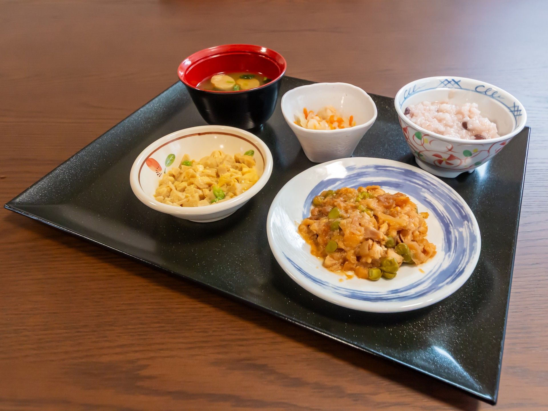 彩り豊かな食事の盛り付け