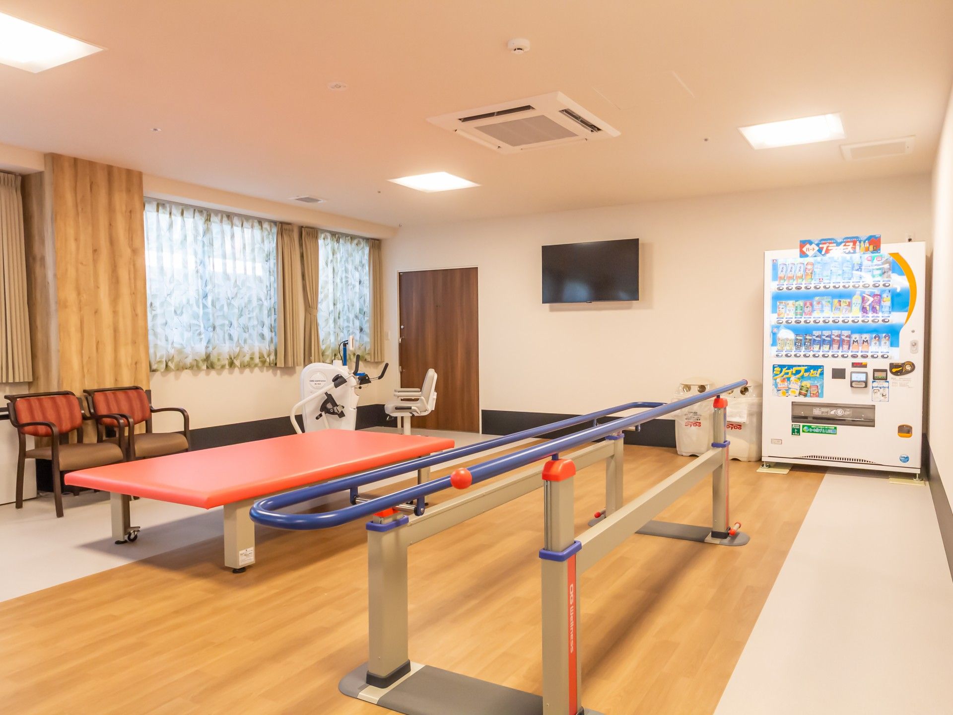 リハビリ用具と自販機の部屋