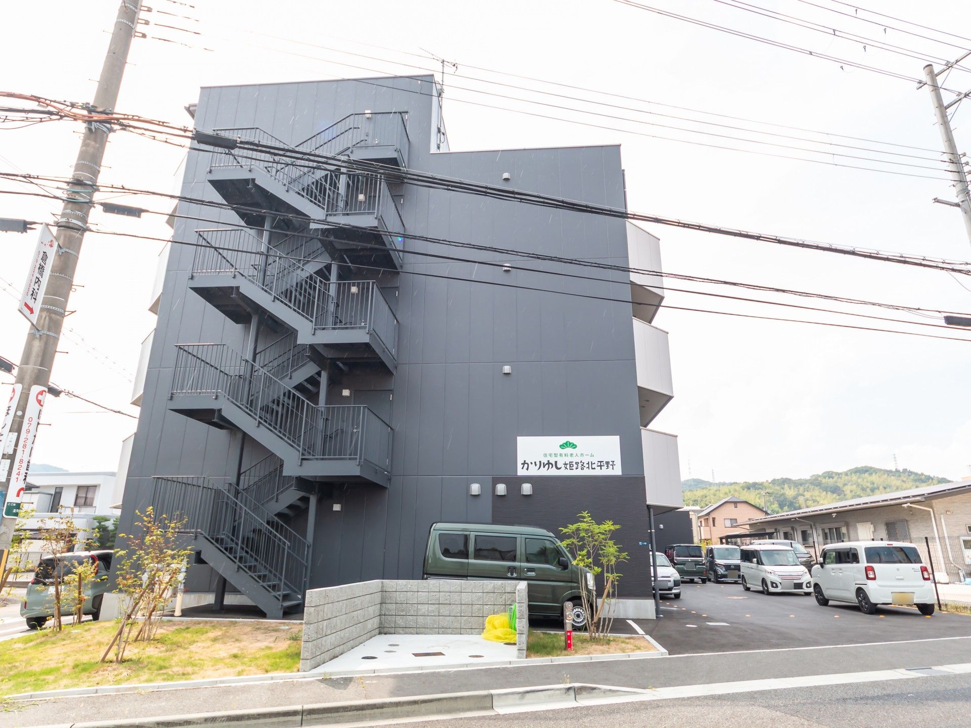 外観と駐車場の様子