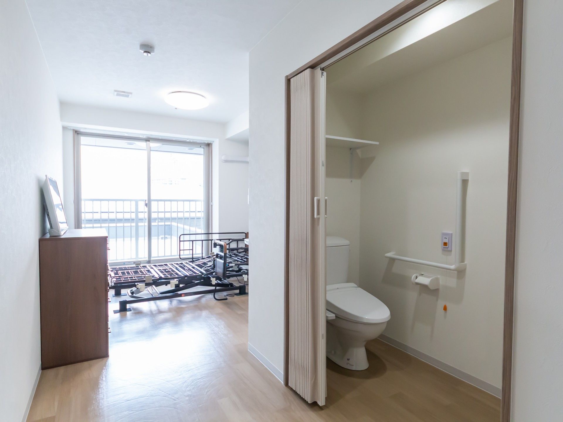 明るい個室とトイレ