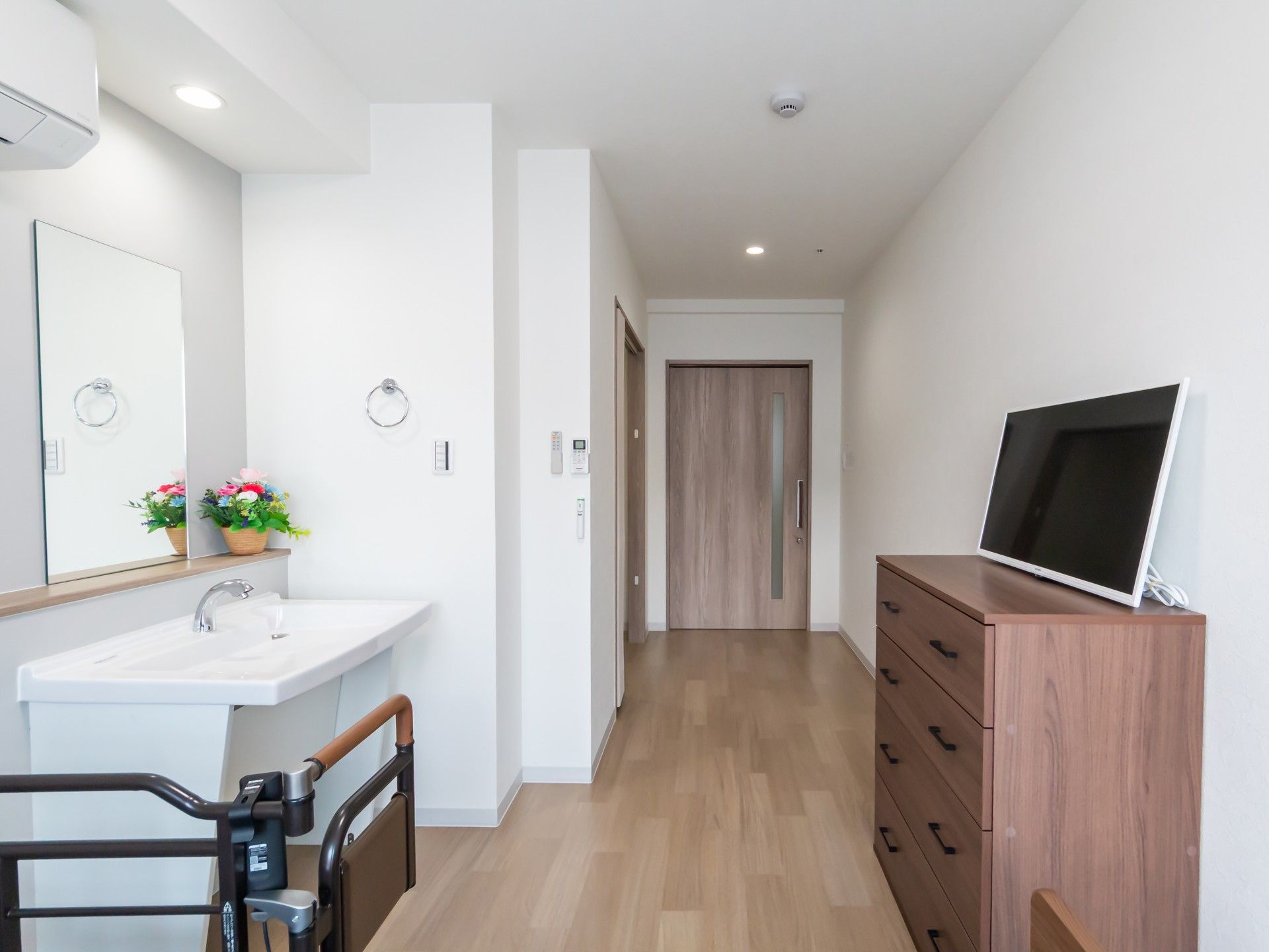 洗面台とテレビのある部屋