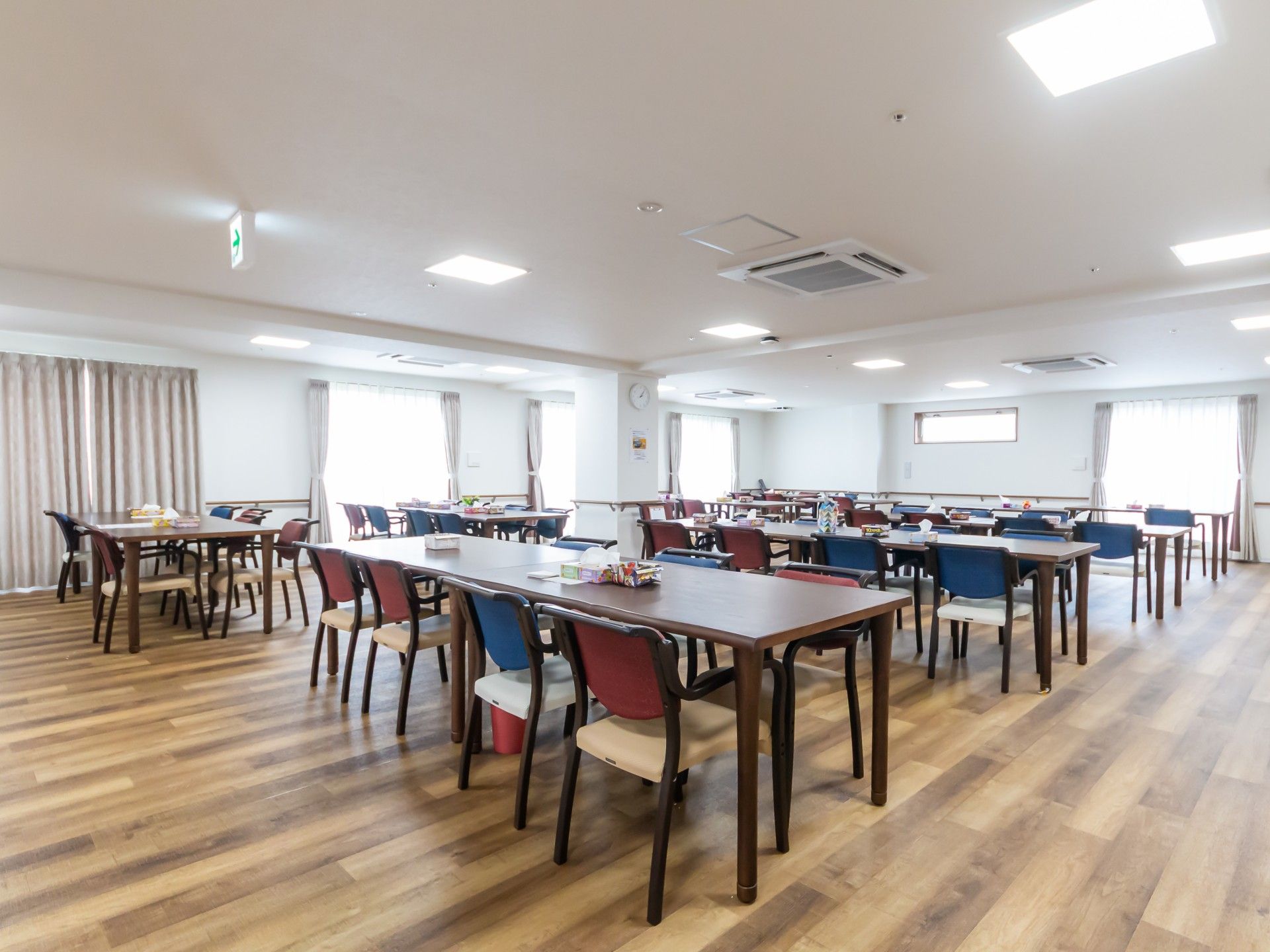 明るい食堂の様子