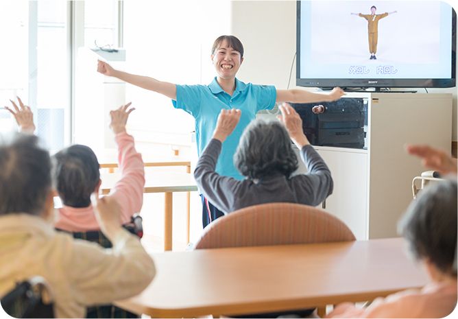 笑顔のスタッフと運動する人々