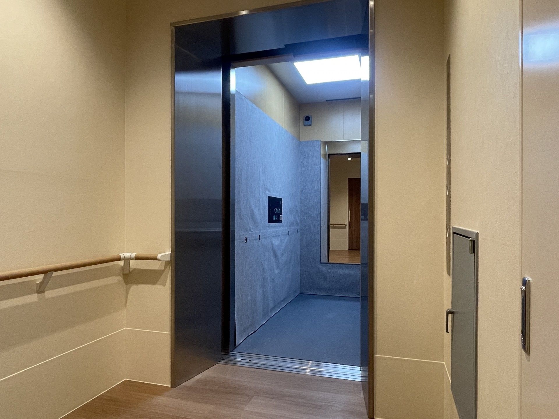 手すり付きのエレベーター