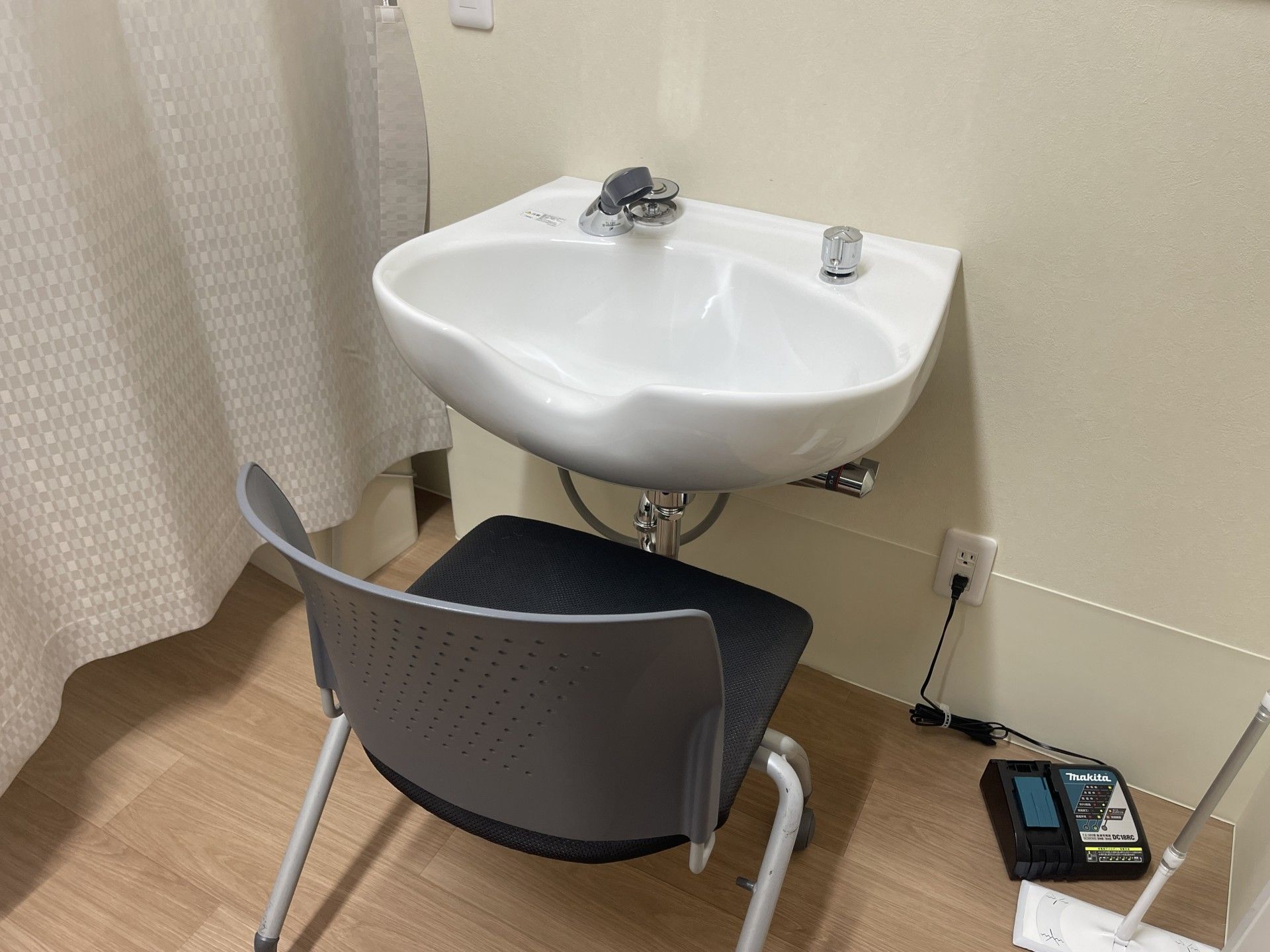 椅子付きの洗面台