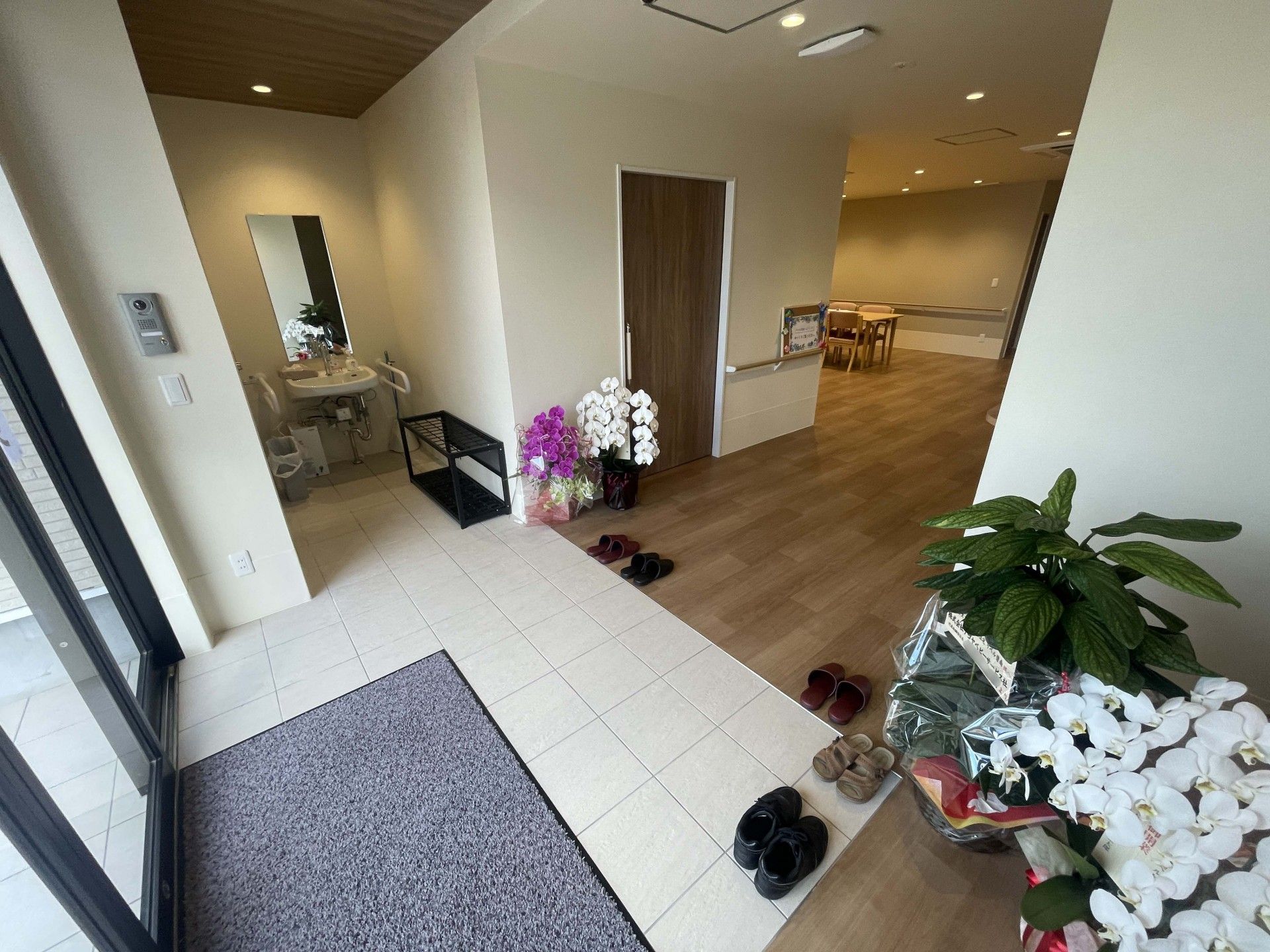 明るい玄関の様子