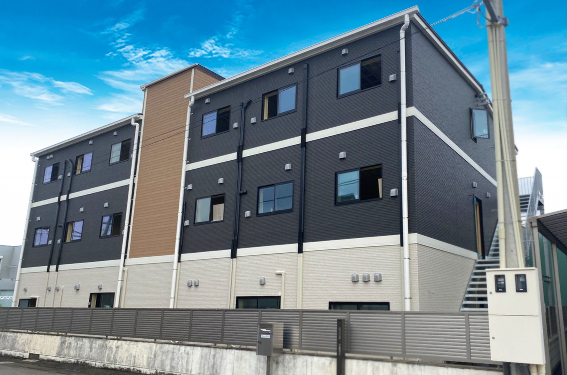 三階建ての建物外観