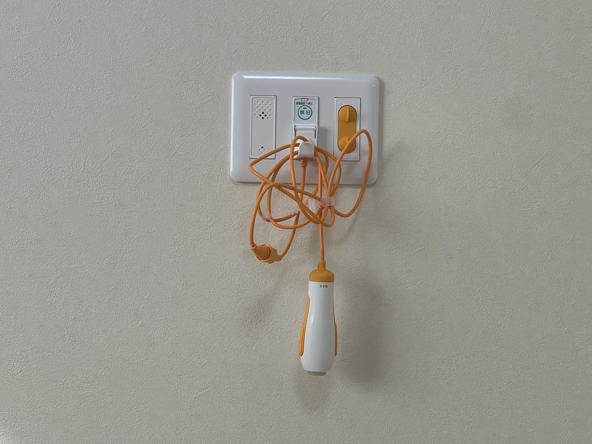 壁の緊急呼び出しボタン