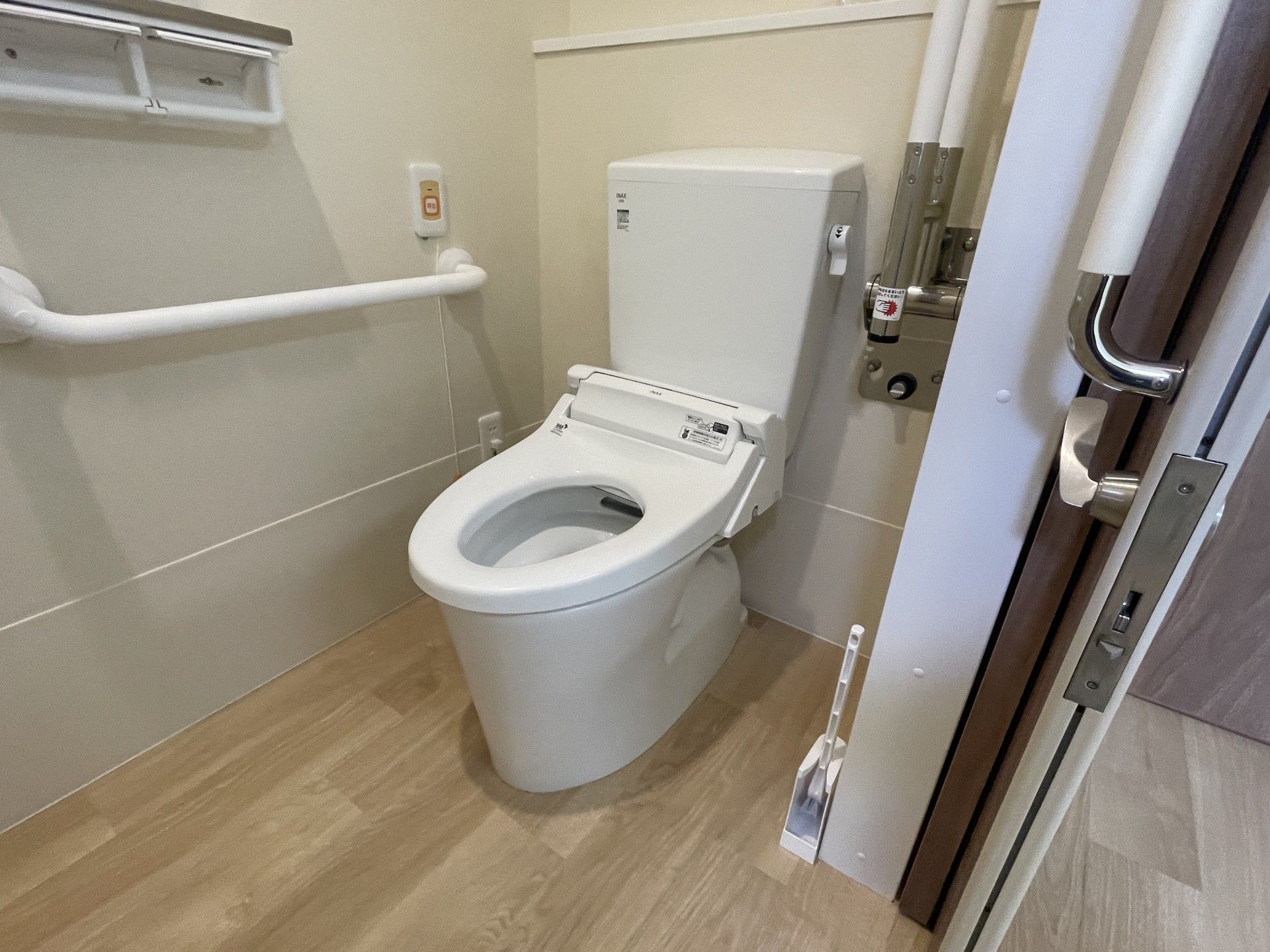 手すり付きのトイレ