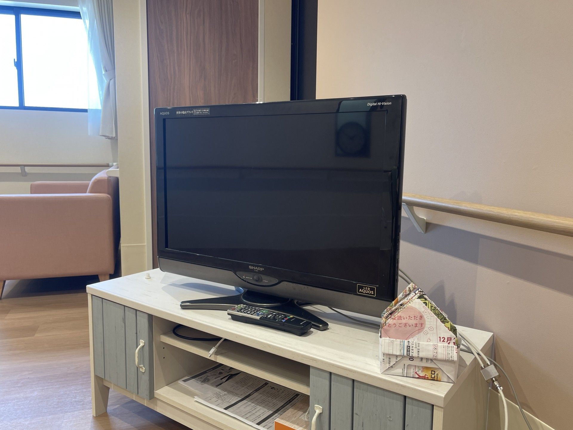 テレビとソファのある部屋