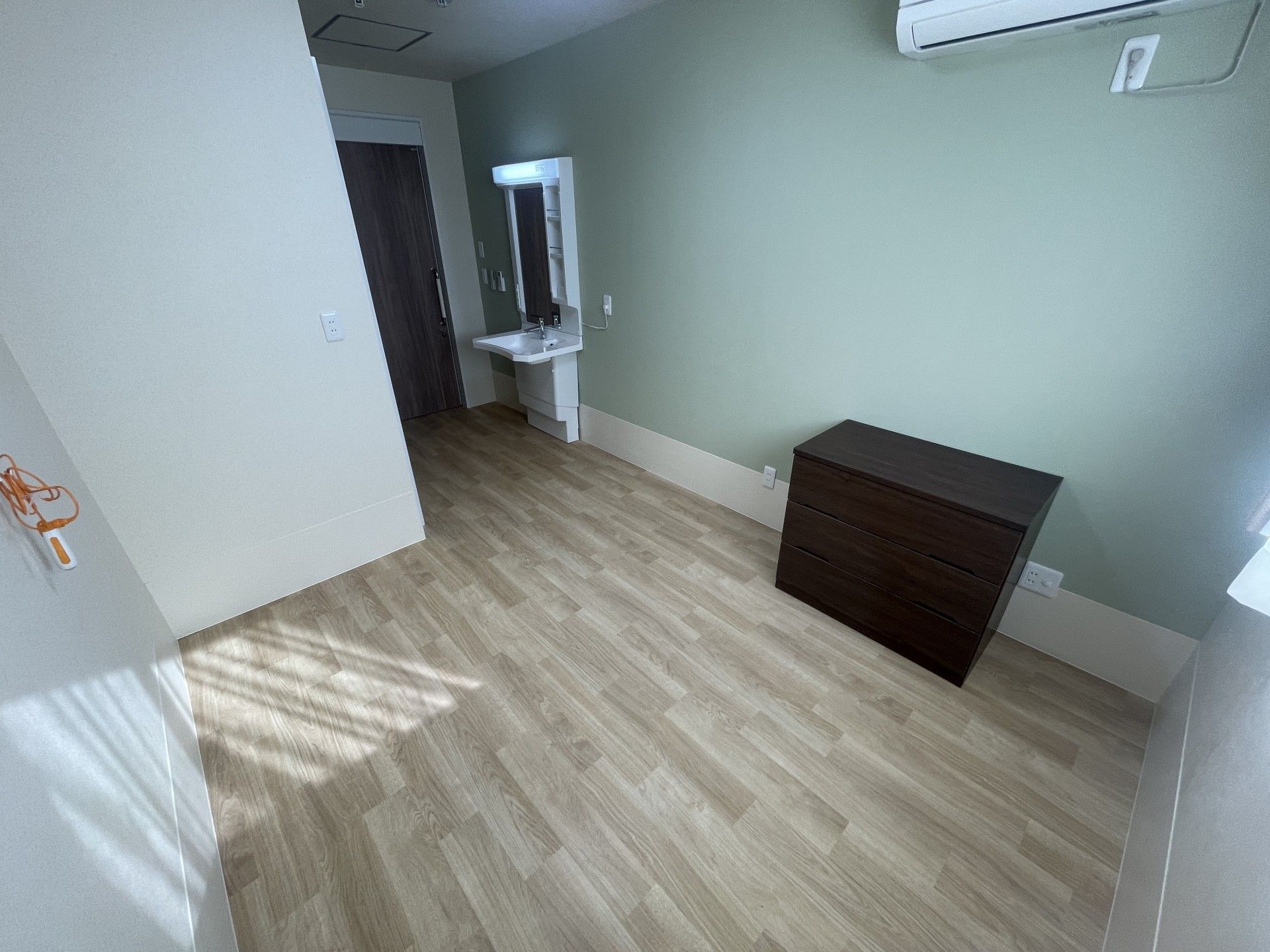 落ち着いた色調の個室