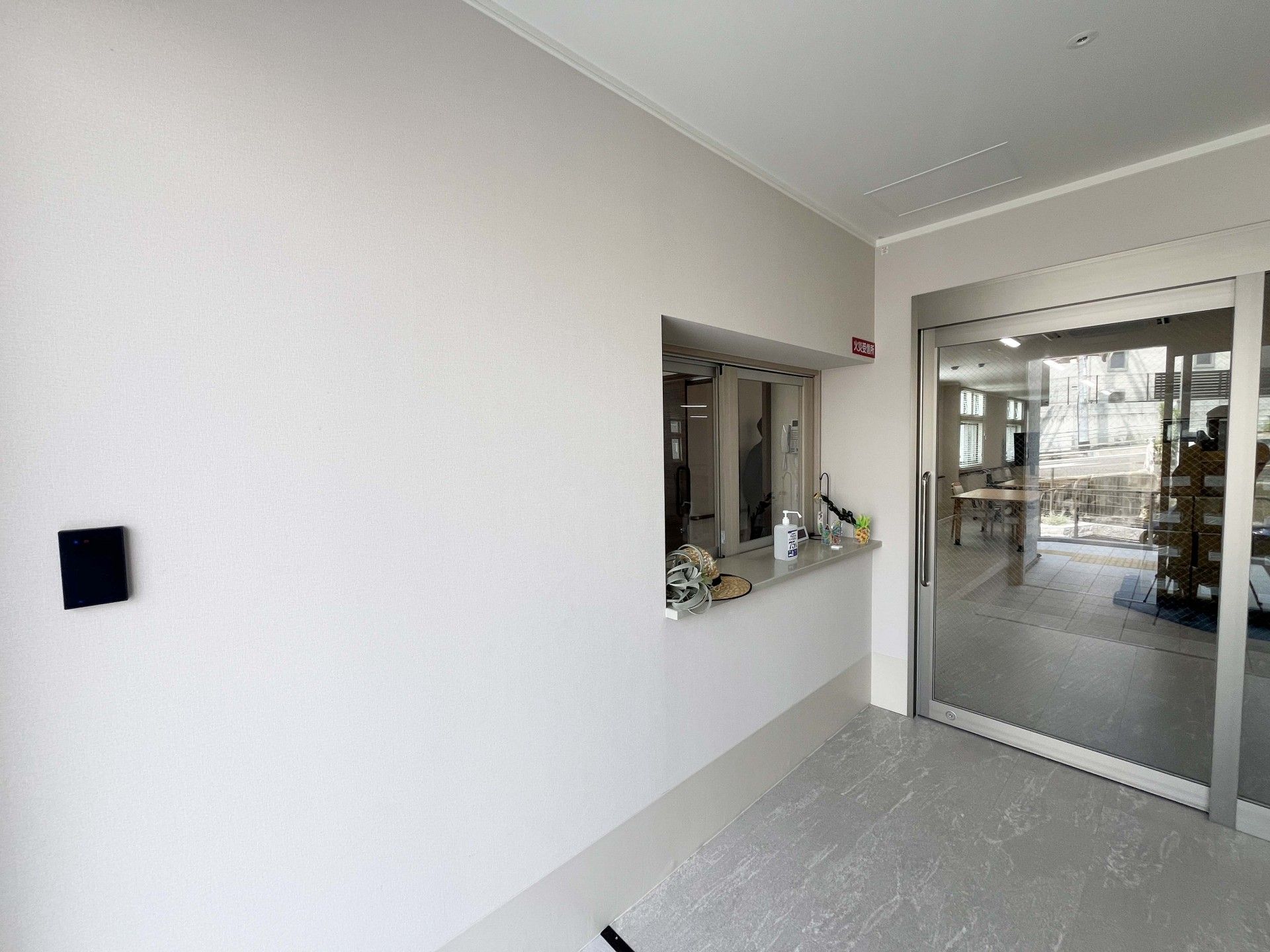 受付とガラス扉のある廊下