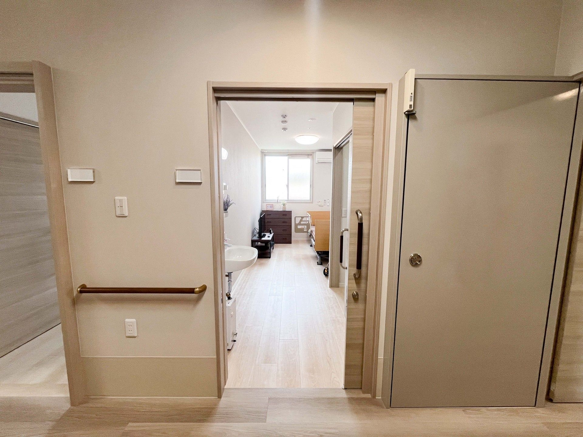 明るい個室の入口