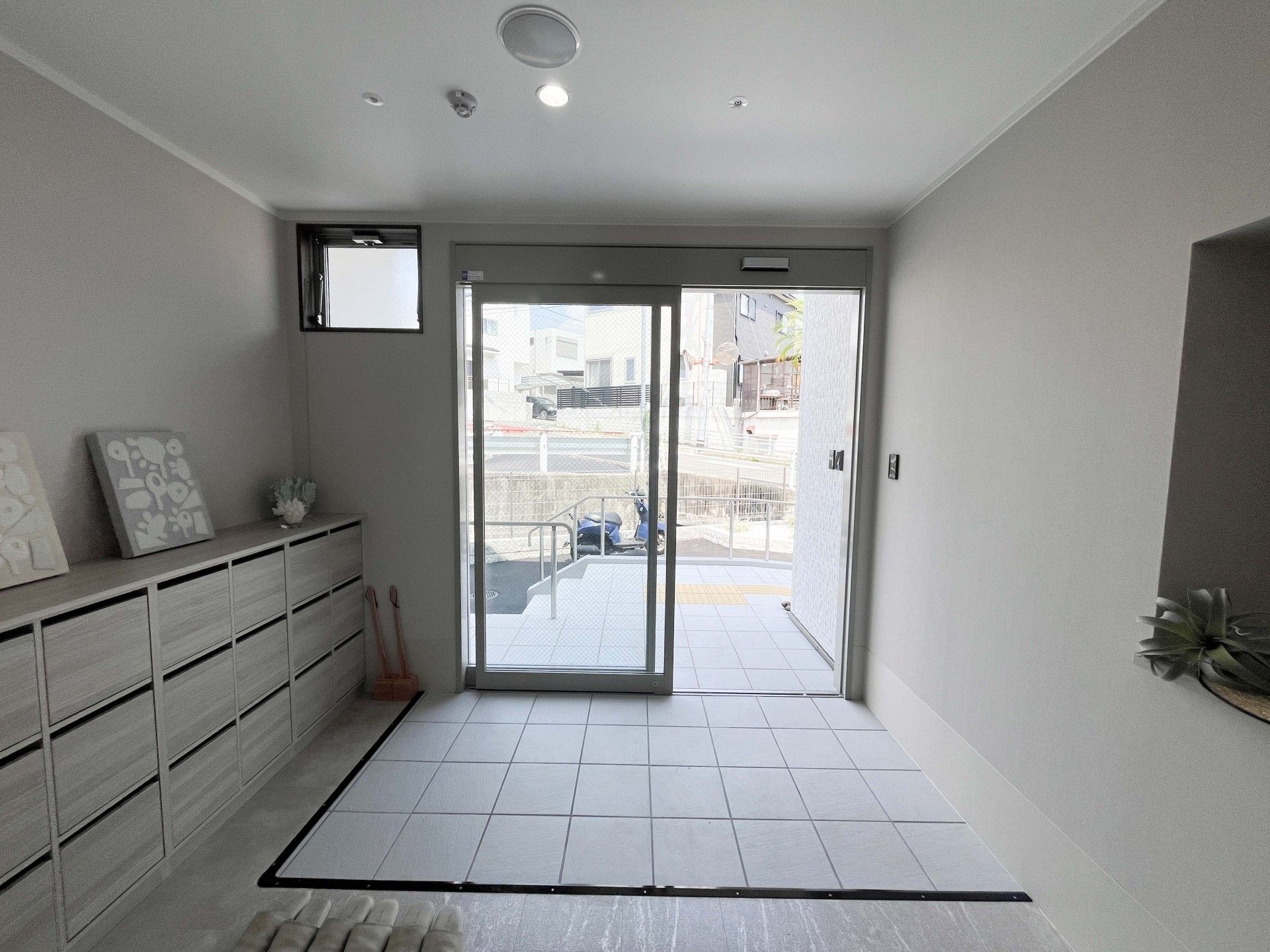 明るい玄関の出入口