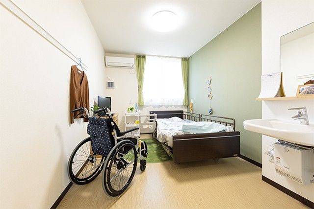 車椅子とベッドのある部屋