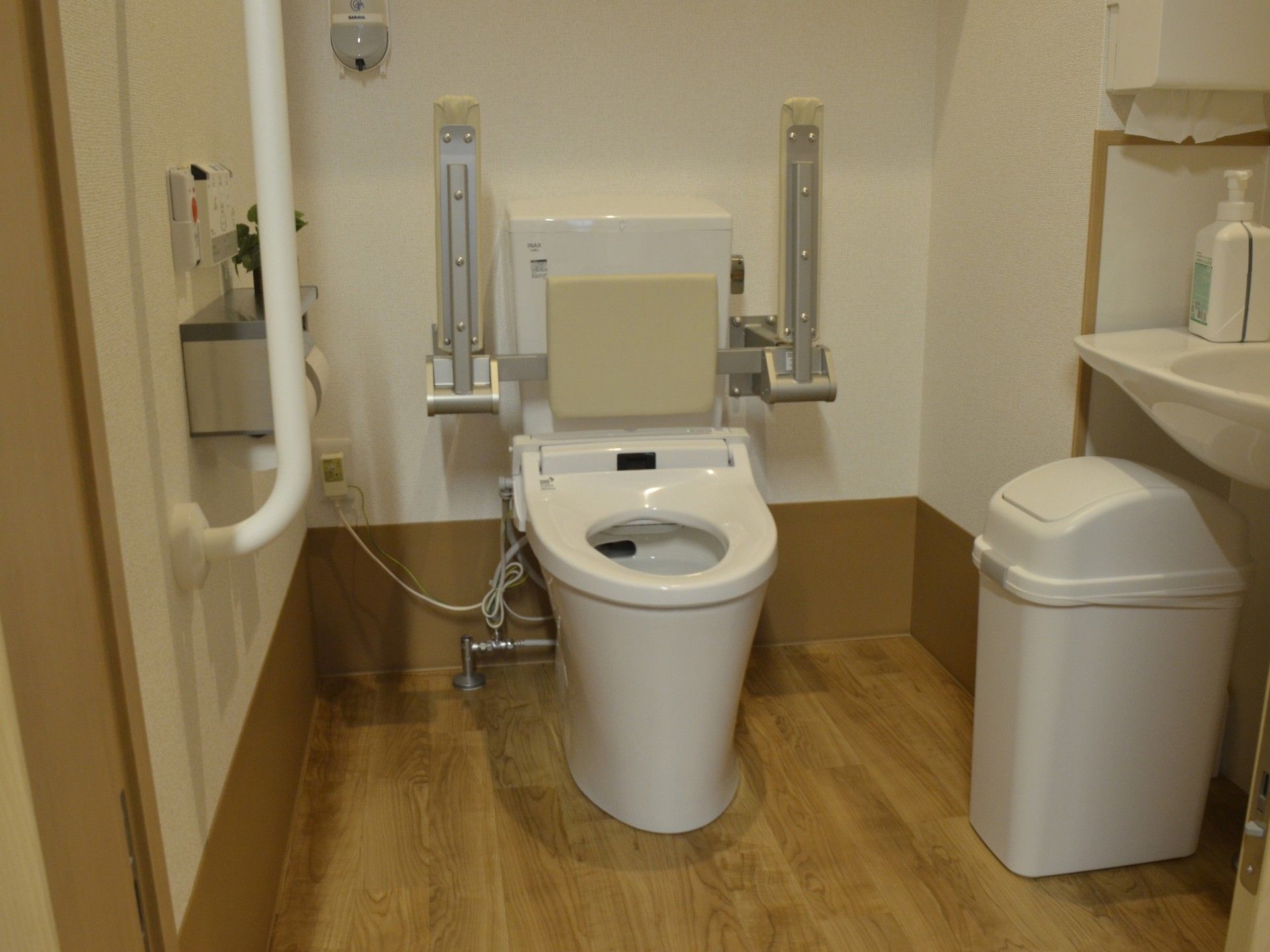 手すり付きのトイレ
