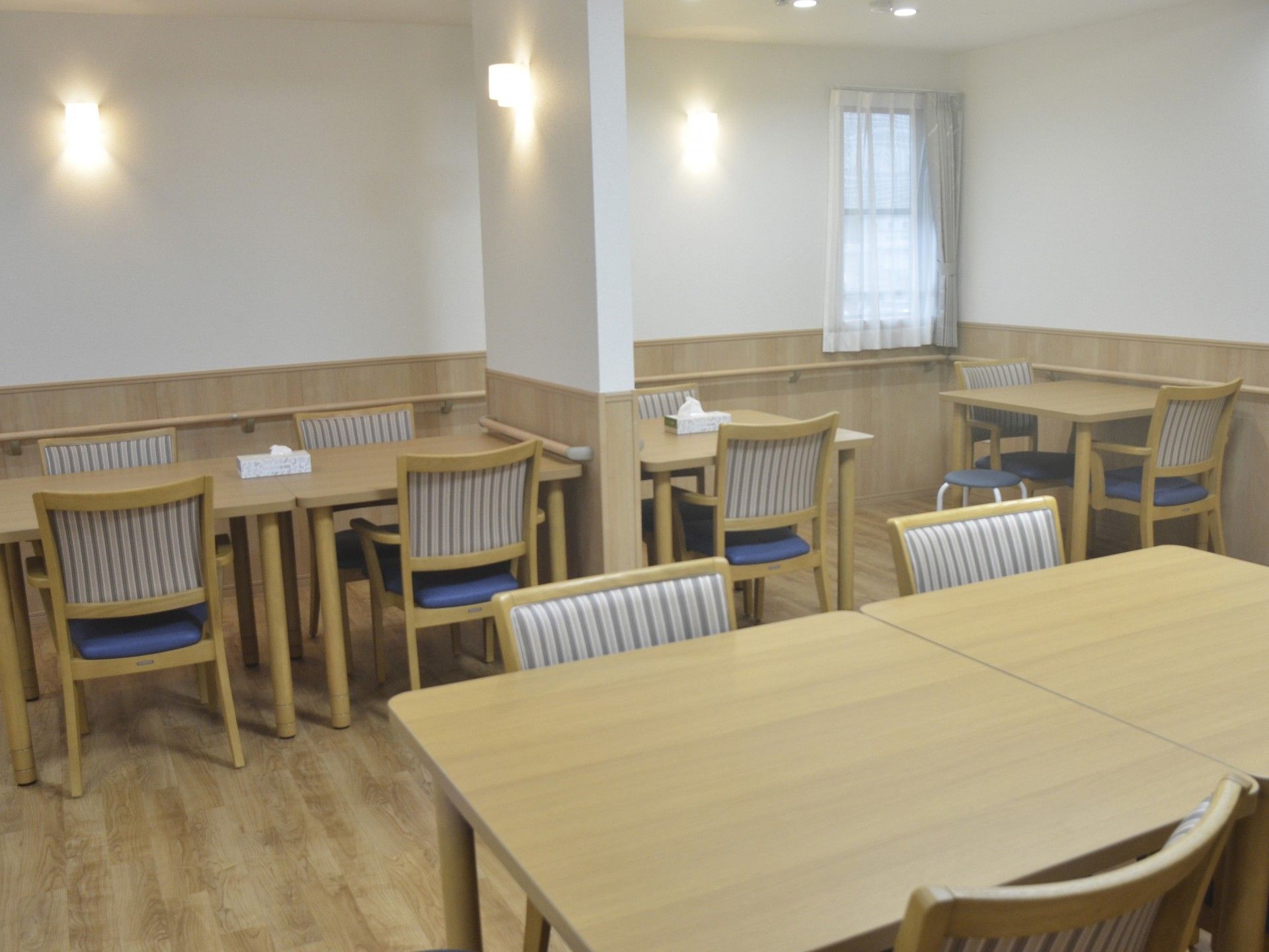 落ち着いた雰囲気の食事スペース