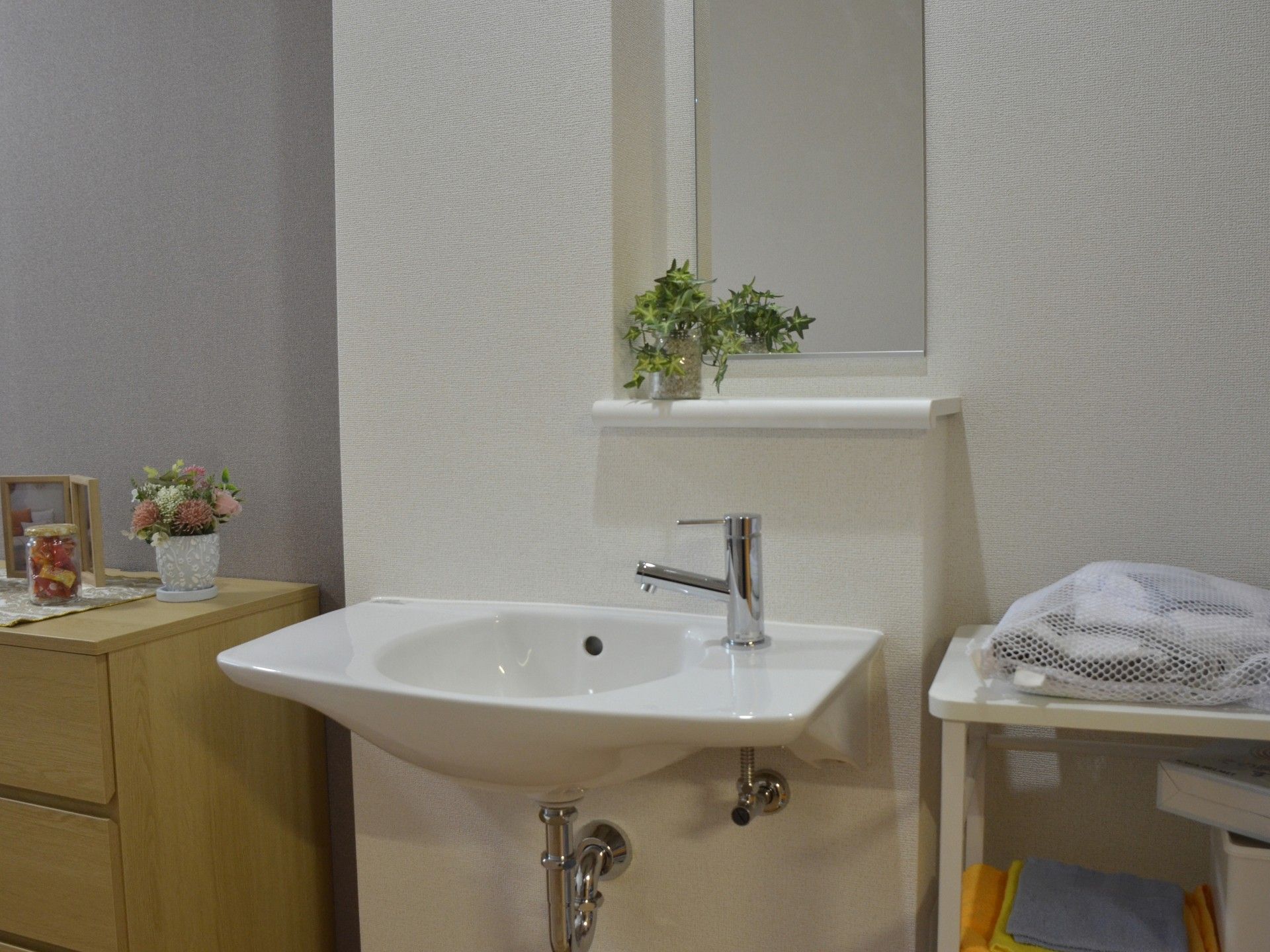 洗面台と飾り棚