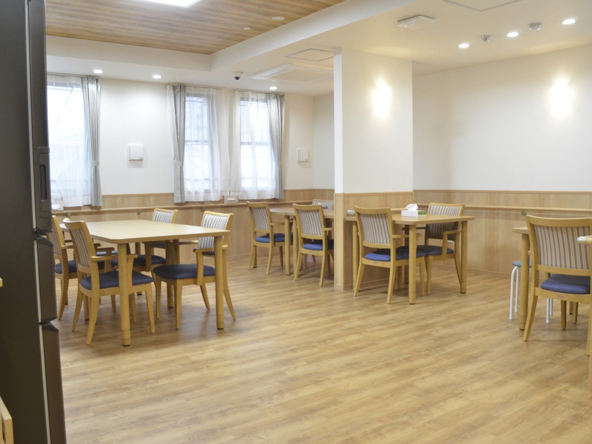 明るい食事スペース