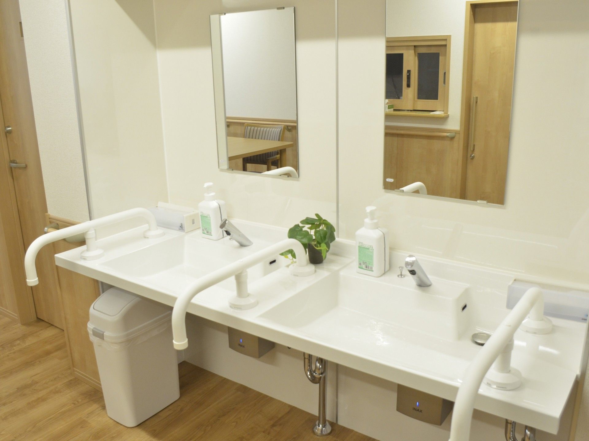 手すり付き洗面台