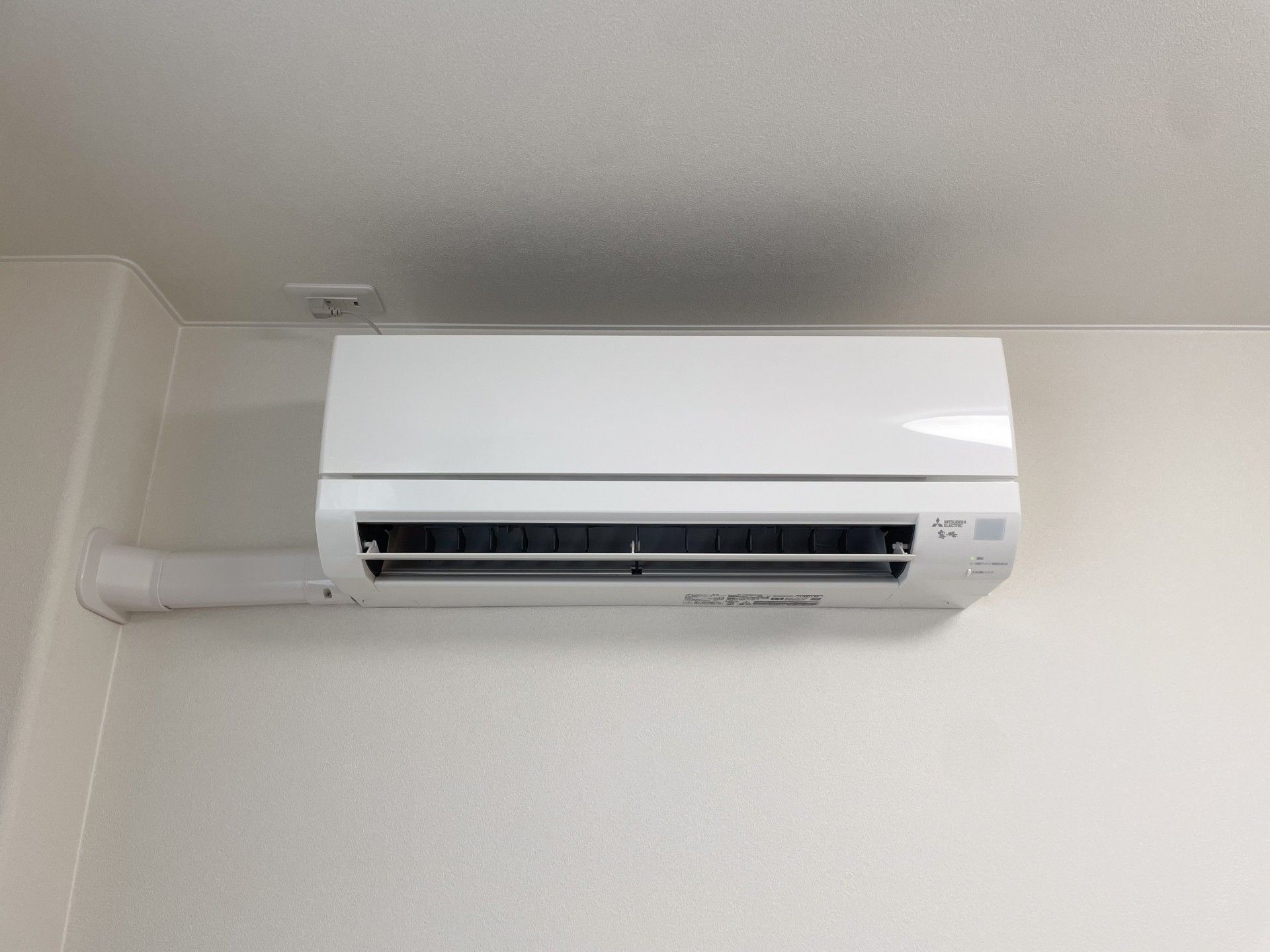 壁に設置された空調設備